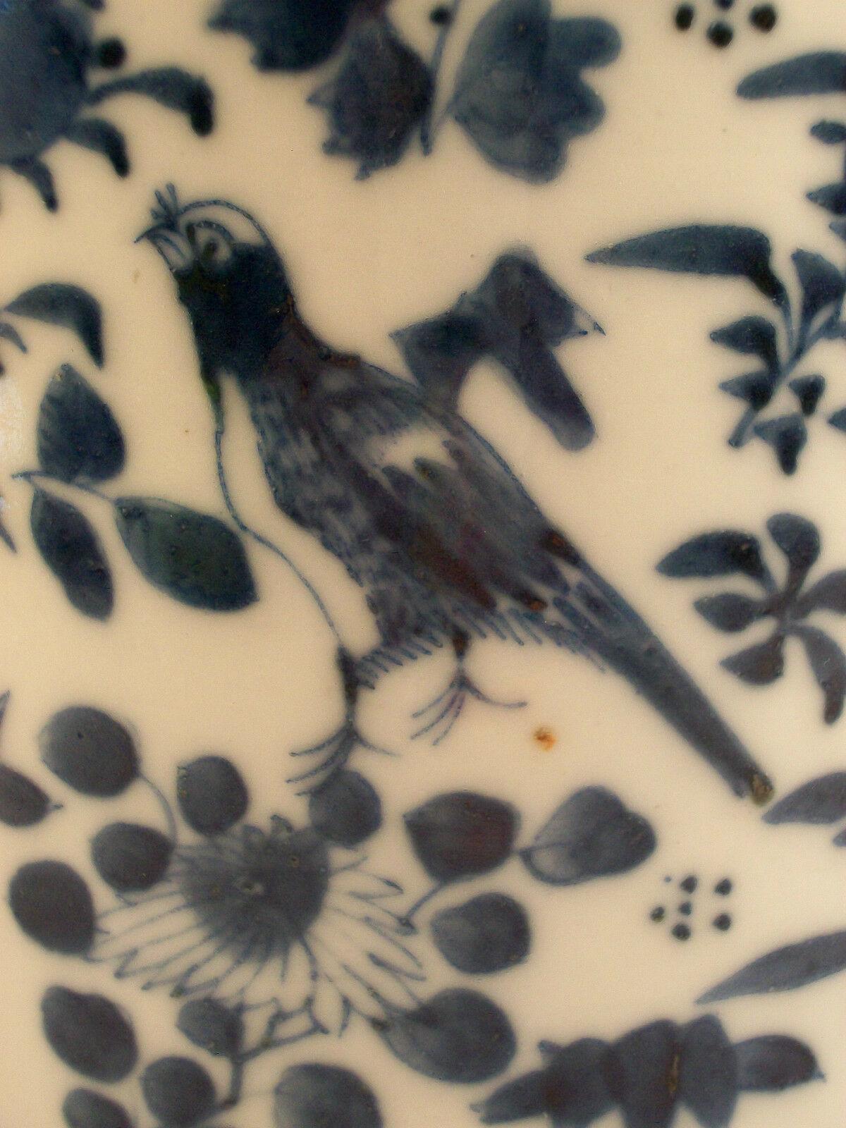 Ancienne bote  th en porcelaine bleue et blanche, peinte  la main, Chine, 19me sicle en vente 5