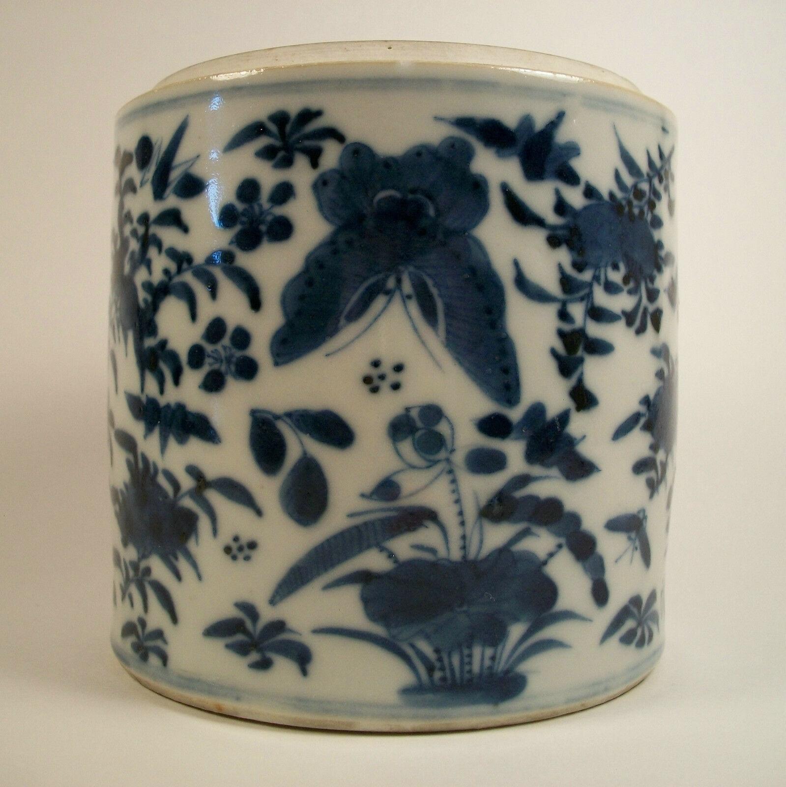 Chinese Antique Blue & White Porcelain Tea Caddy, Hand Painted, China, 19th Century For Sale