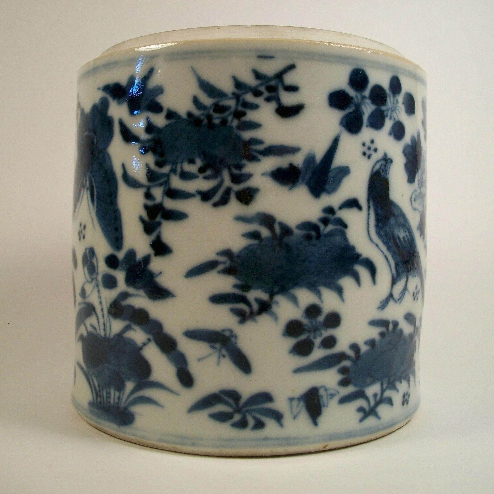 Vernissé Ancienne bote  th en porcelaine bleue et blanche, peinte  la main, Chine, 19me sicle en vente