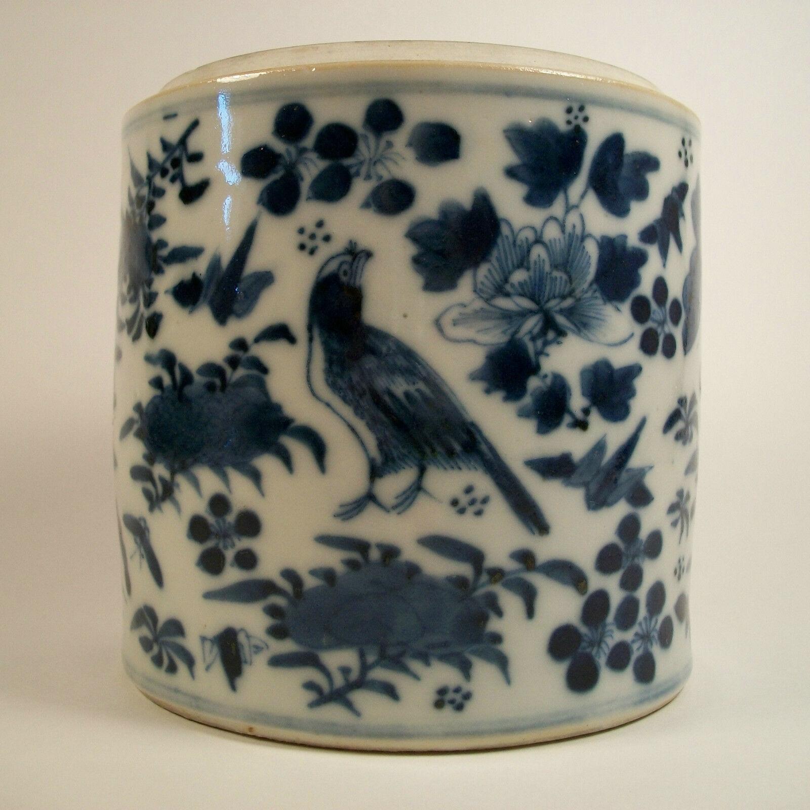Ancienne bote  th en porcelaine bleue et blanche, peinte  la main, Chine, 19me sicle Bon état - En vente à Chatham, ON