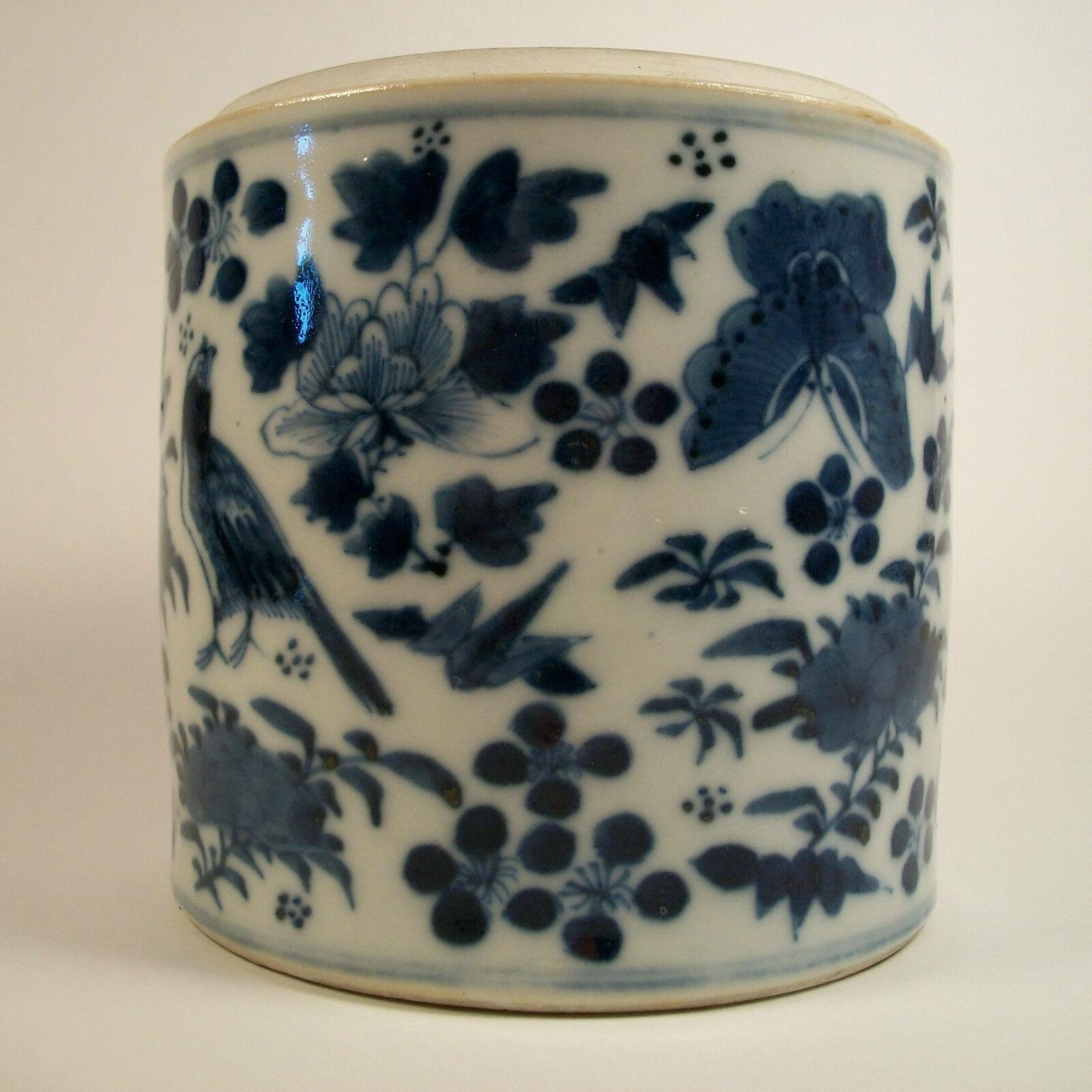 XIXe siècle Ancienne bote  th en porcelaine bleue et blanche, peinte  la main, Chine, 19me sicle en vente