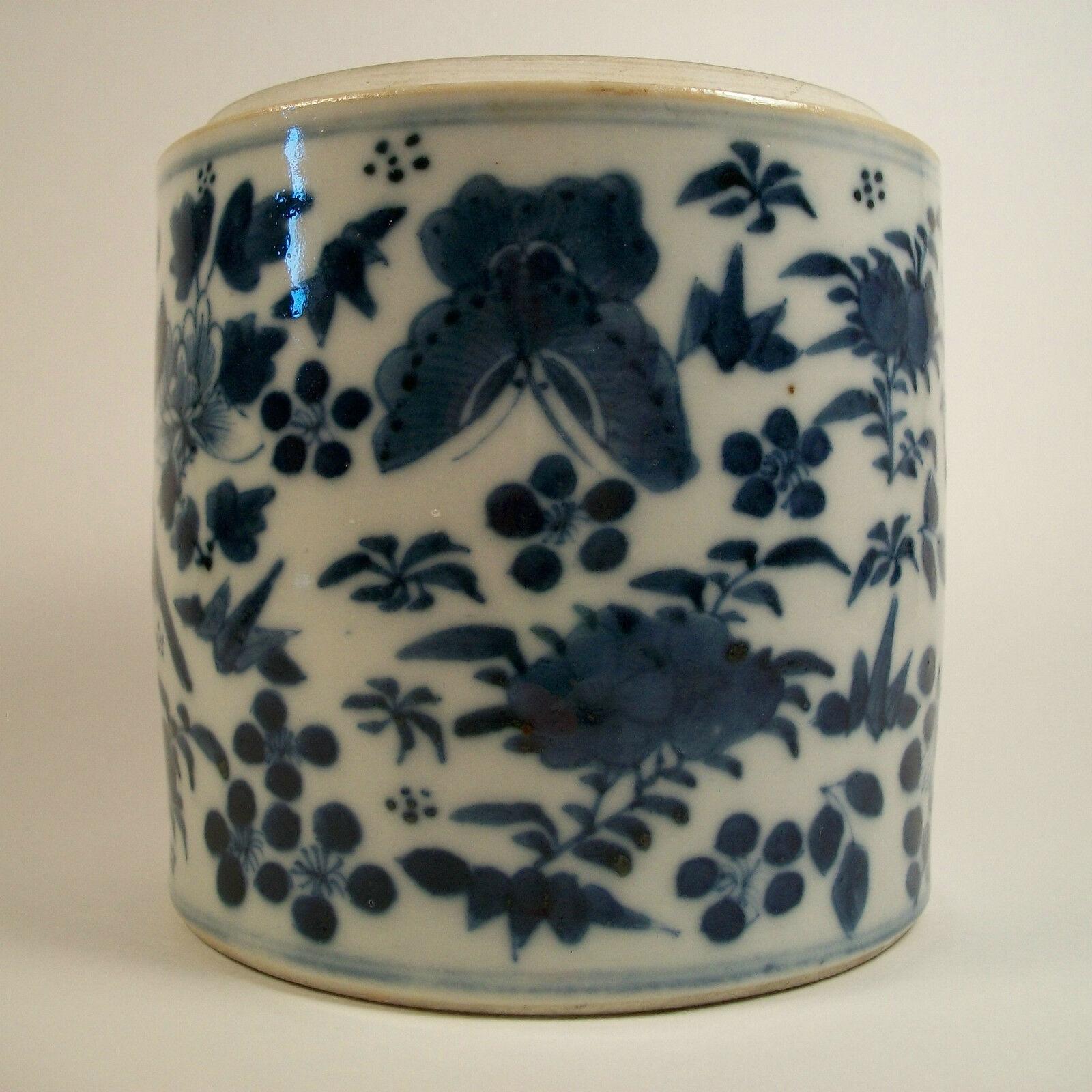 Porcelaine Ancienne bote  th en porcelaine bleue et blanche, peinte  la main, Chine, 19me sicle en vente