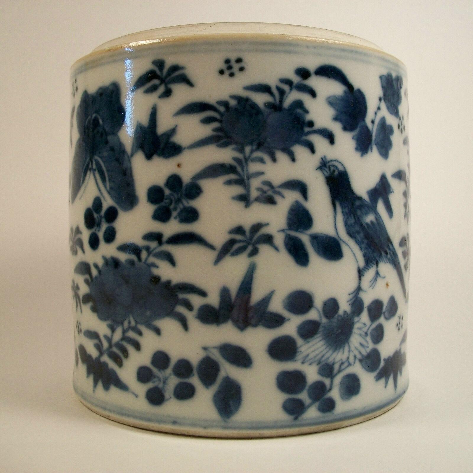 Ancienne bote  th en porcelaine bleue et blanche, peinte  la main, Chine, 19me sicle en vente 1