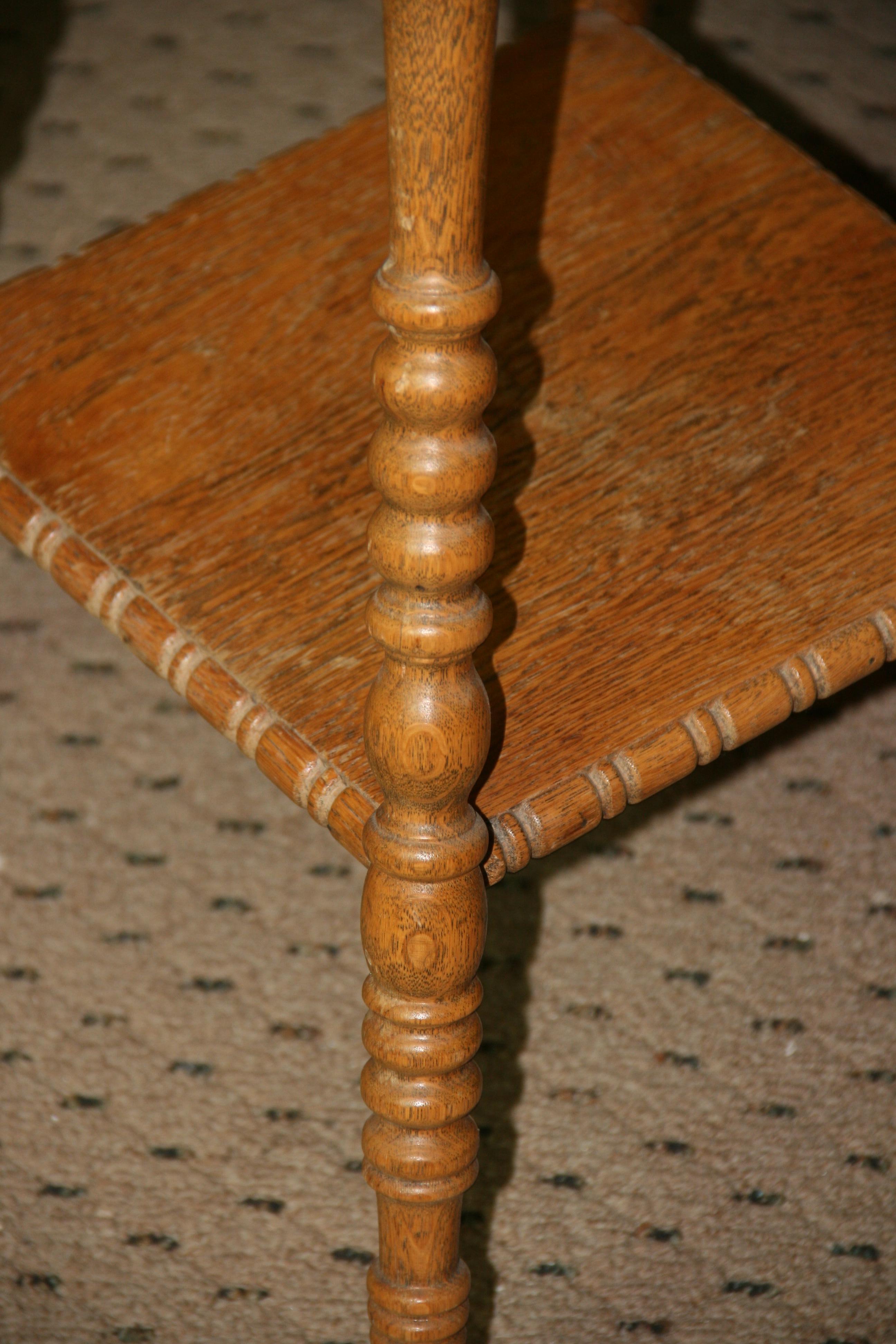 Début du 20ème siècle Antique Bobbin Leg Solid Oak Plant Stand/Pedestal Table en vente