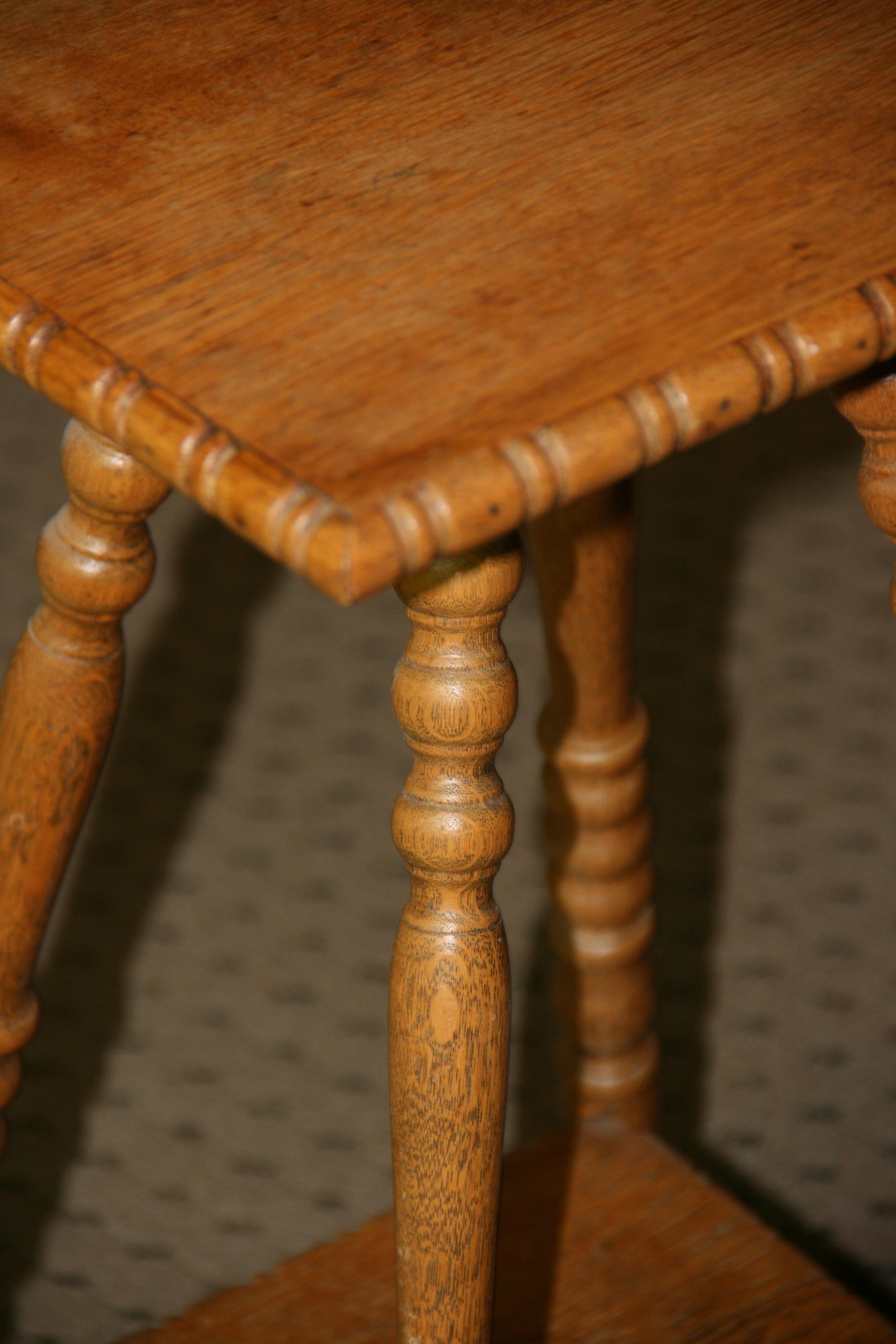 Chêne Antique Bobbin Leg Solid Oak Plant Stand/Pedestal Table en vente