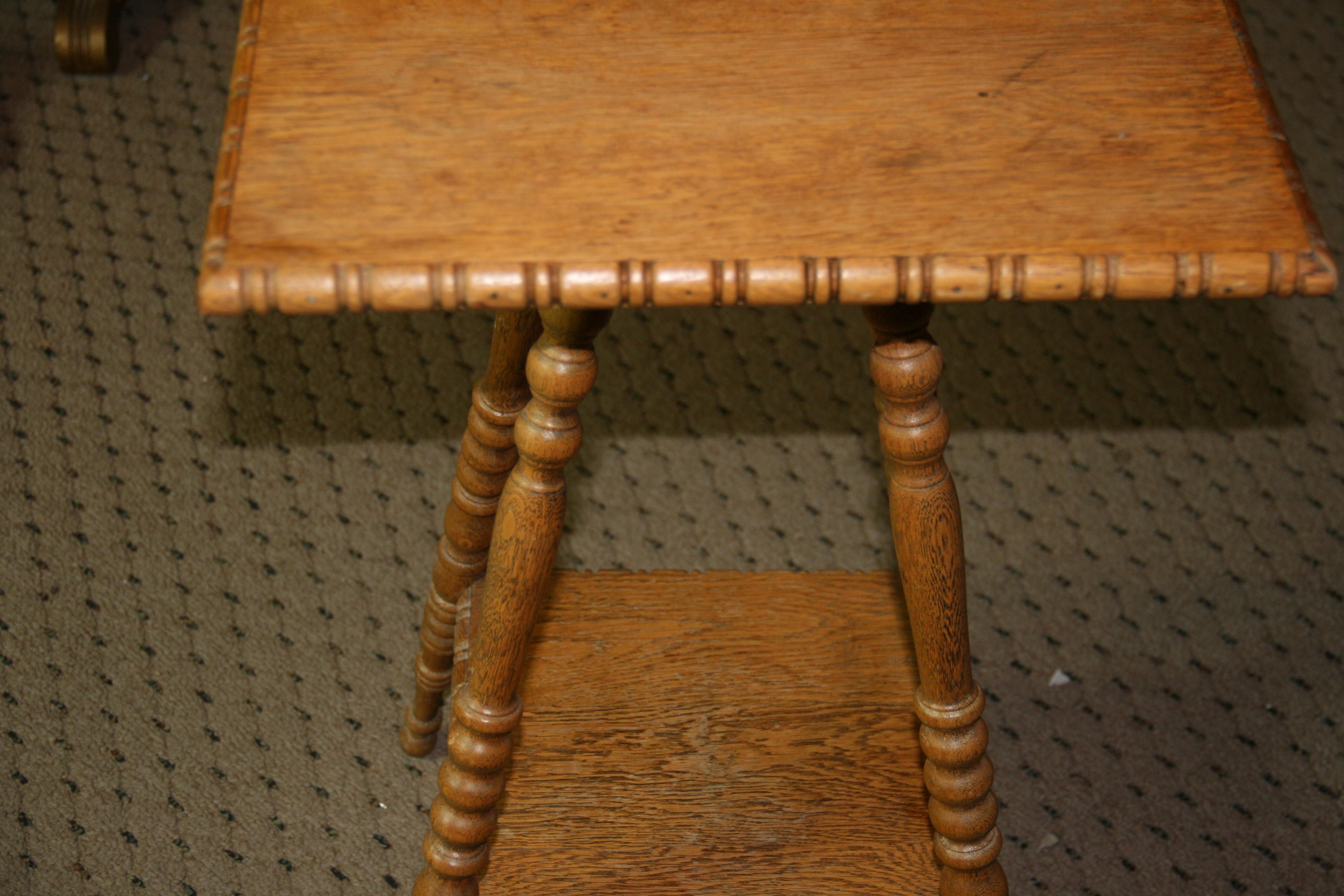 Antique Bobbin Leg Solid Oak Plant Stand/Pedestal Table In Good Condition For Sale In Douglas Manor, NY