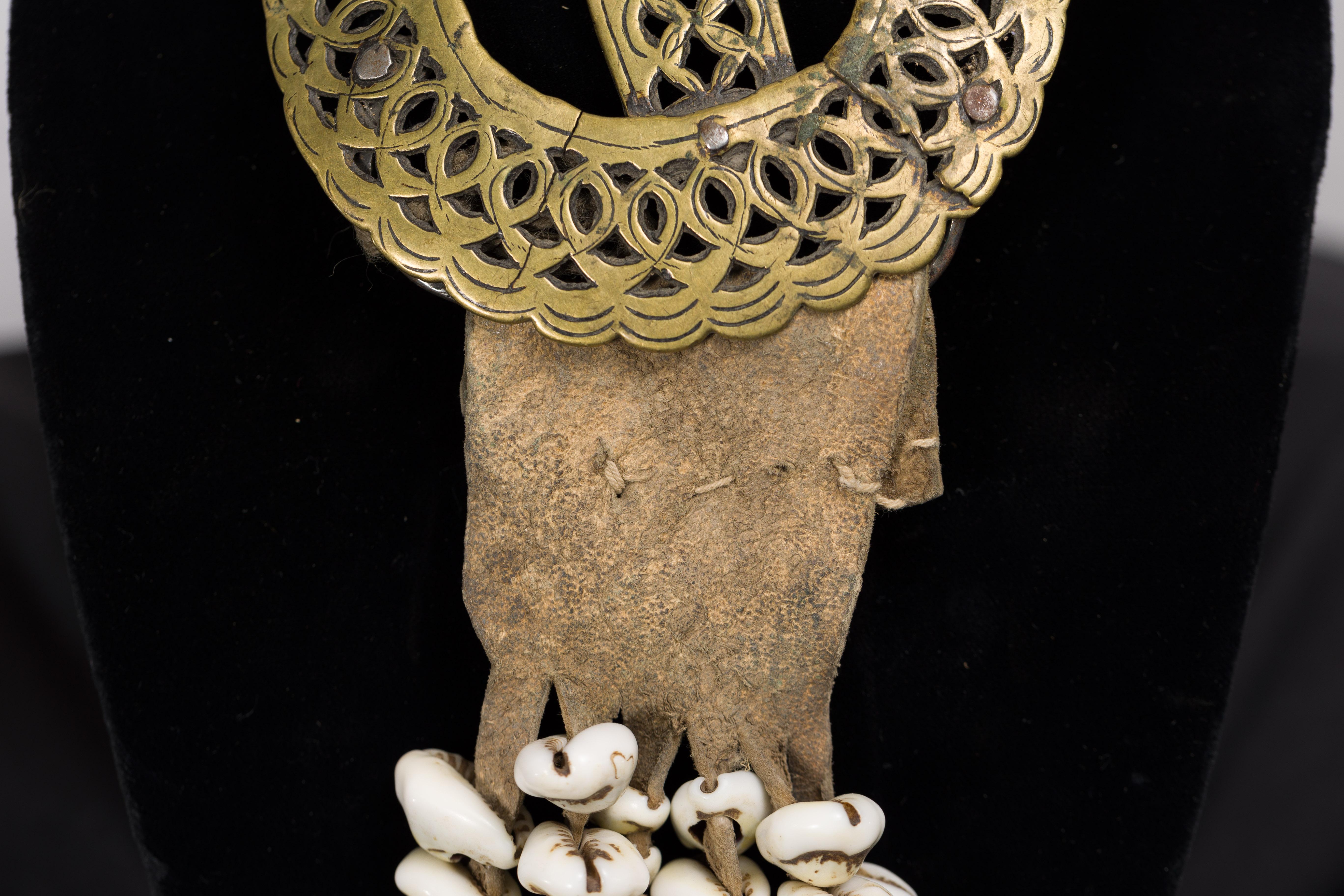 Antike Korpusschmuck aus Himalaya-Muscheln, verschlossen mit Messingschnalle im Angebot 8