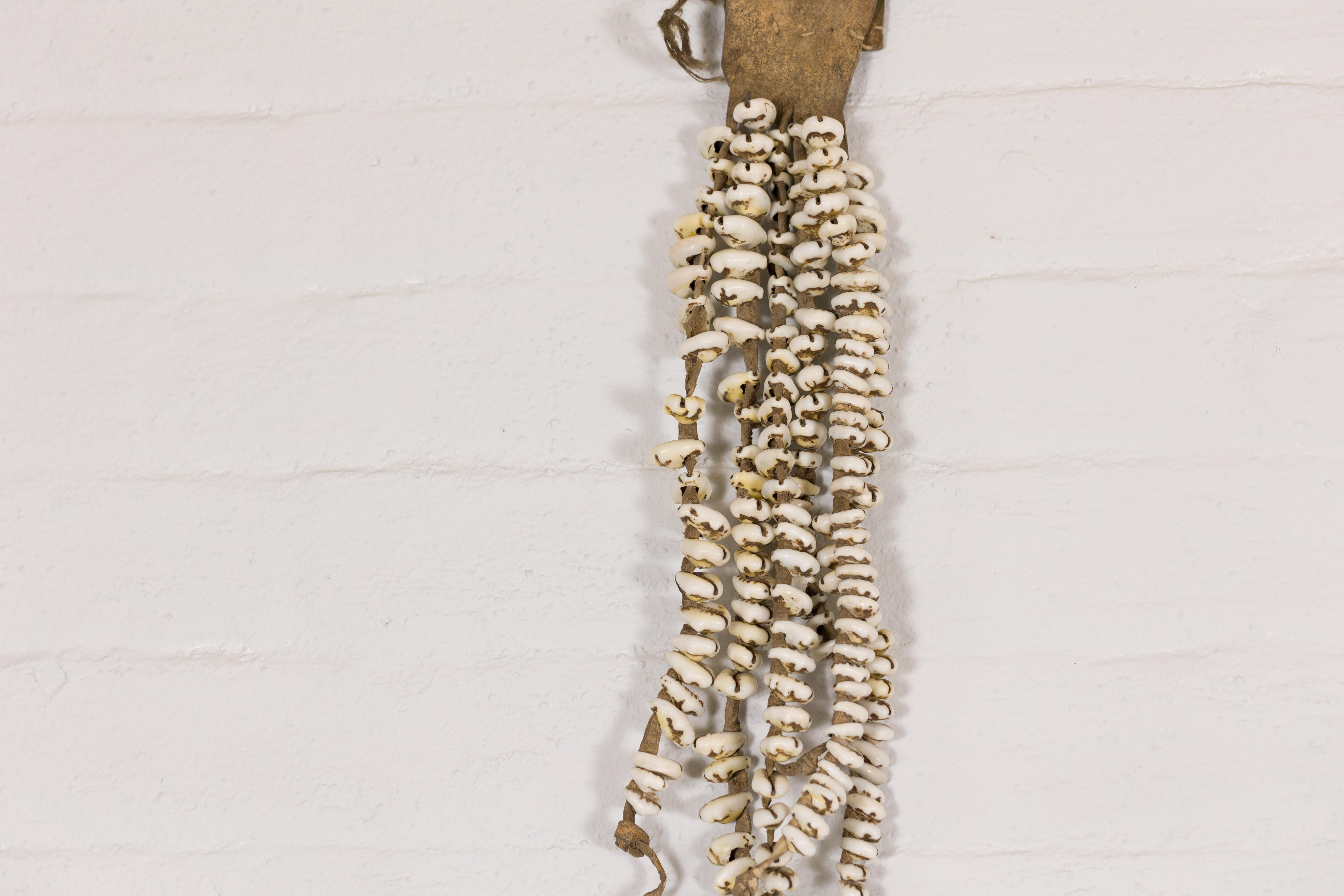 Antike Korpusschmuck aus Himalaya-Muscheln, verschlossen mit Messingschnalle im Zustand „Gut“ im Angebot in Yonkers, NY