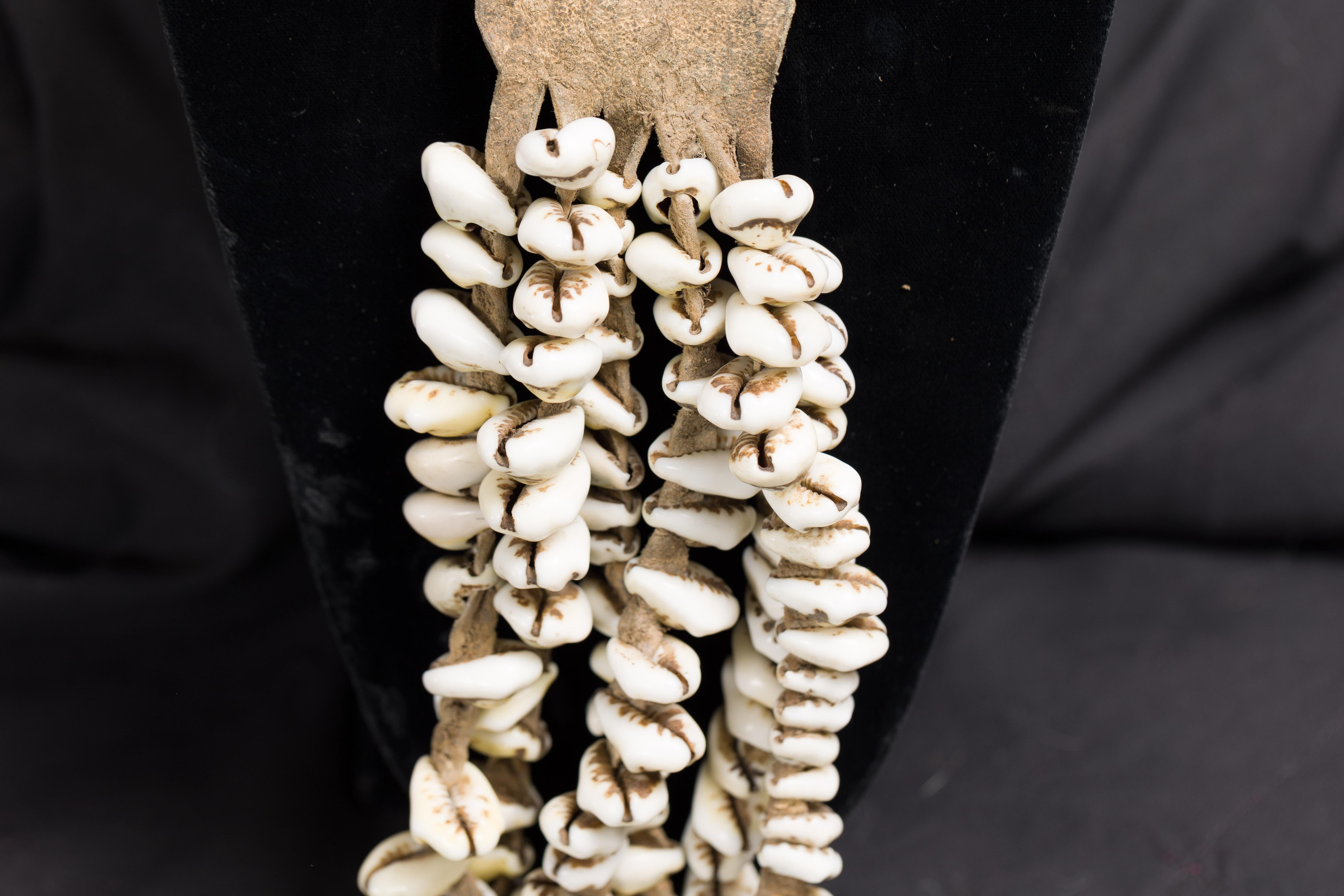 Antike Korpusschmuck aus Himalaya-Muscheln, verschlossen mit Messingschnalle im Angebot 4