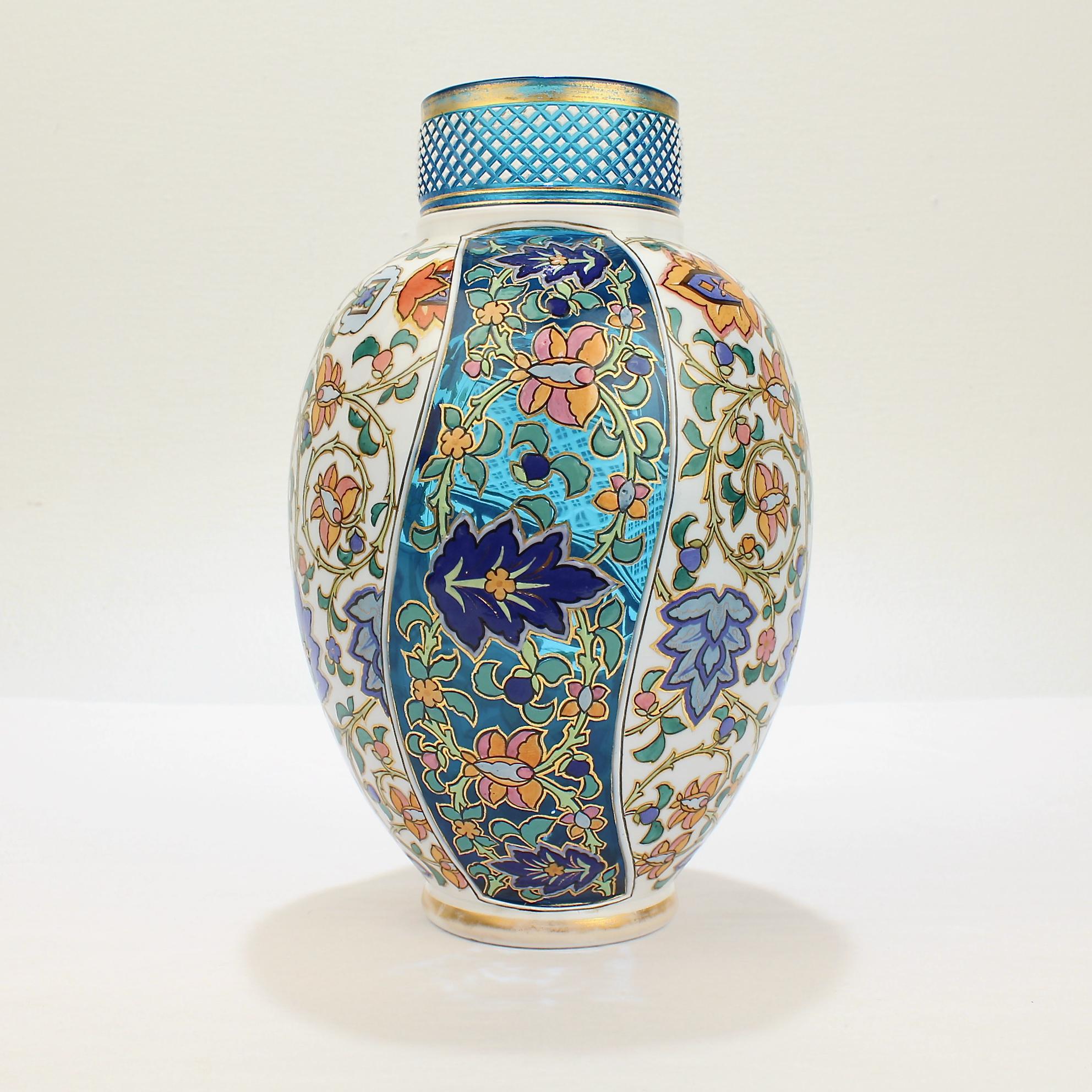 Mouvement esthétique Vase ancien en verre taillé bleu et blanc émaillé de style bohème du mouvement esthétique en vente