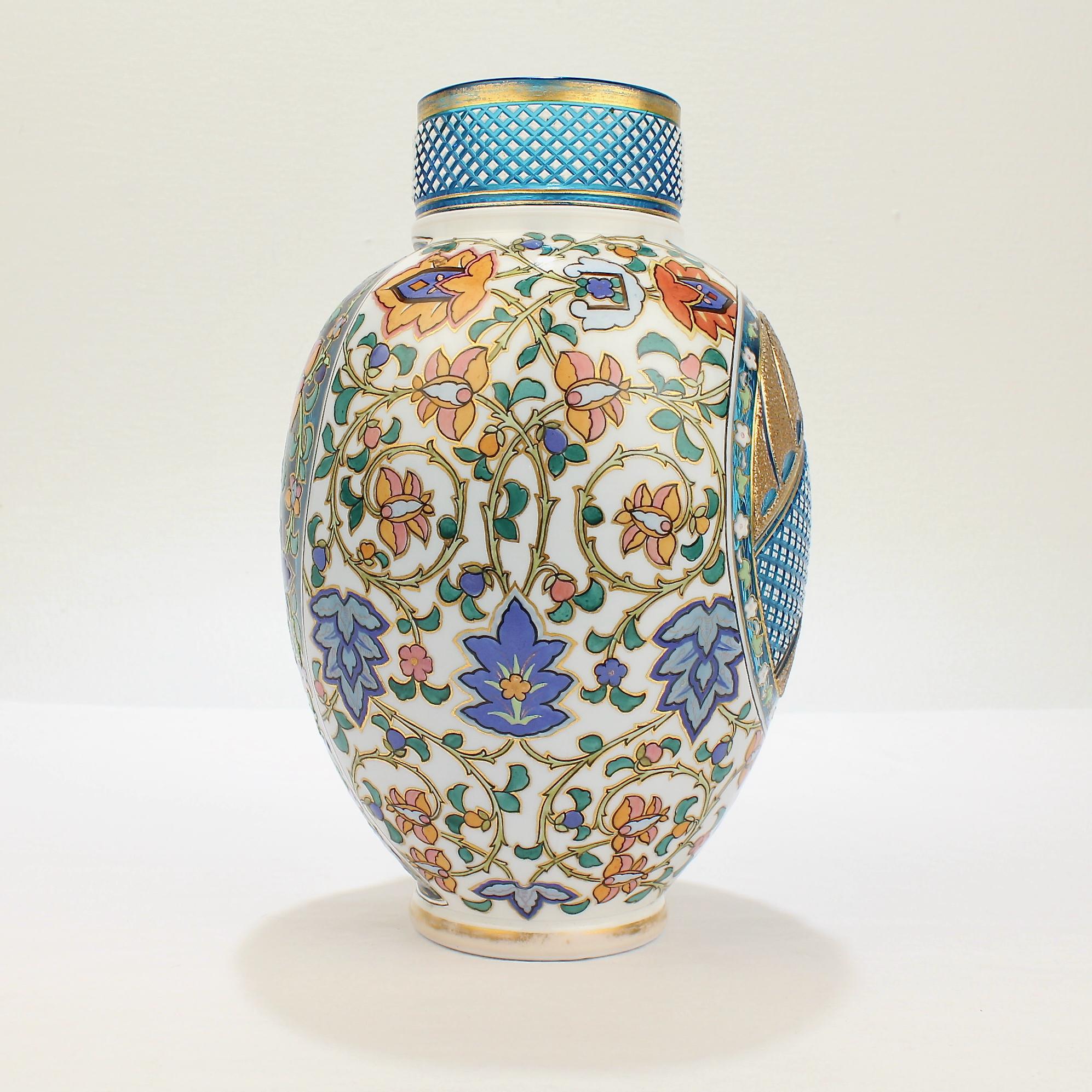 Tchèque Vase ancien en verre taillé bleu et blanc émaillé de style bohème du mouvement esthétique en vente