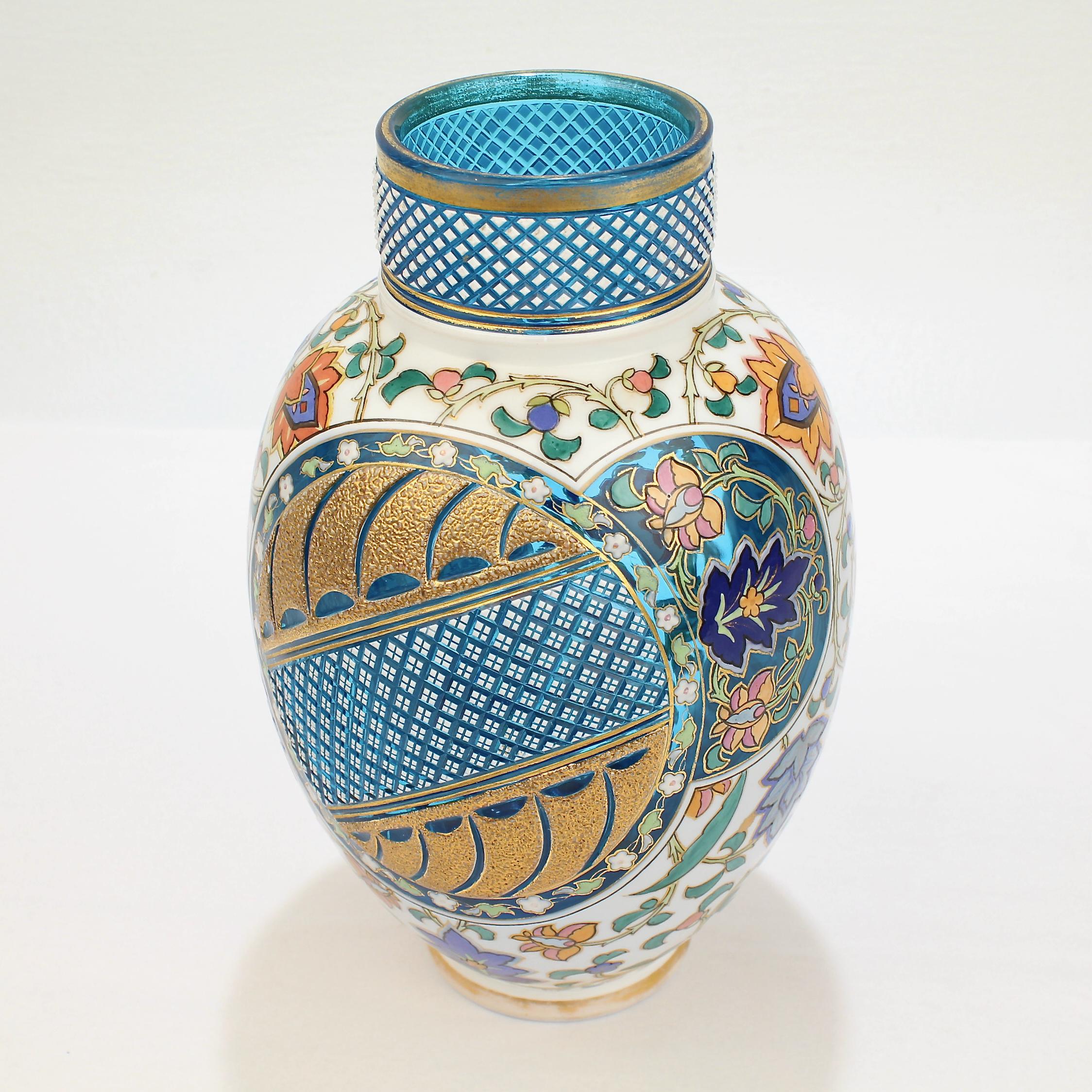 Émaillé Vase ancien en verre taillé bleu et blanc émaillé de style bohème du mouvement esthétique en vente