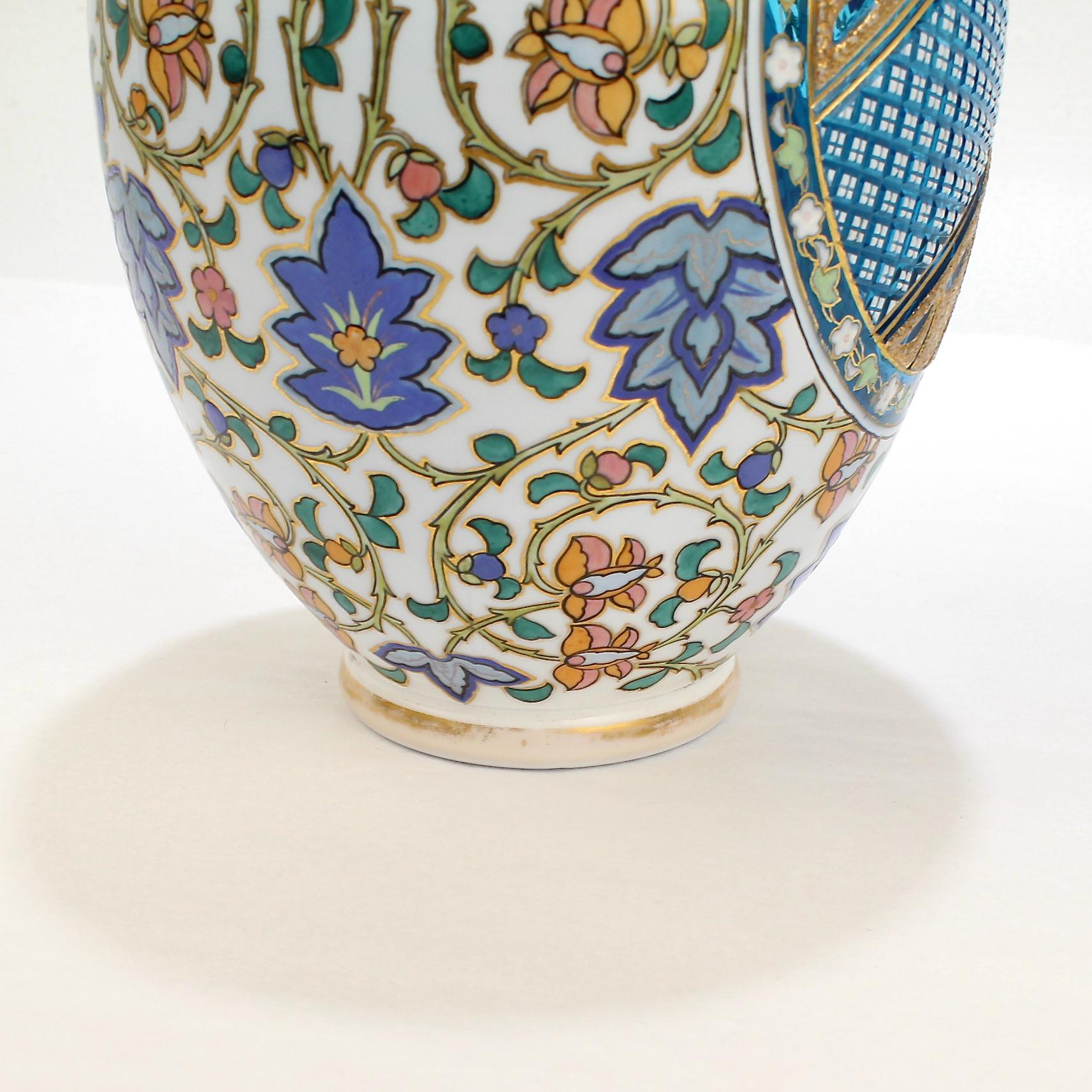 Vase ancien en verre taillé bleu et blanc émaillé de style bohème du mouvement esthétique Bon état - En vente à Philadelphia, PA