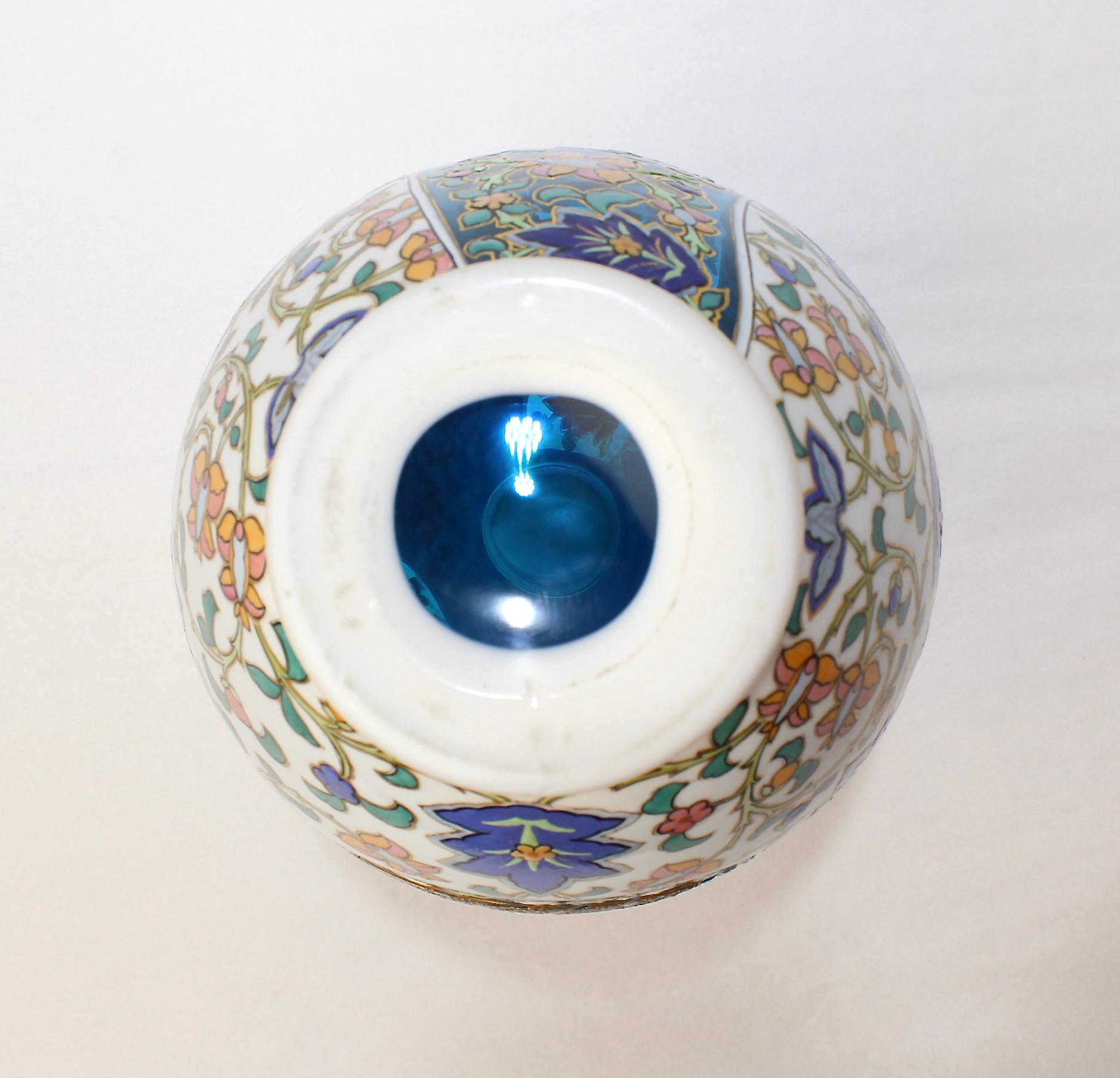 Verre taillé Vase ancien en verre taillé bleu et blanc émaillé de style bohème du mouvement esthétique en vente