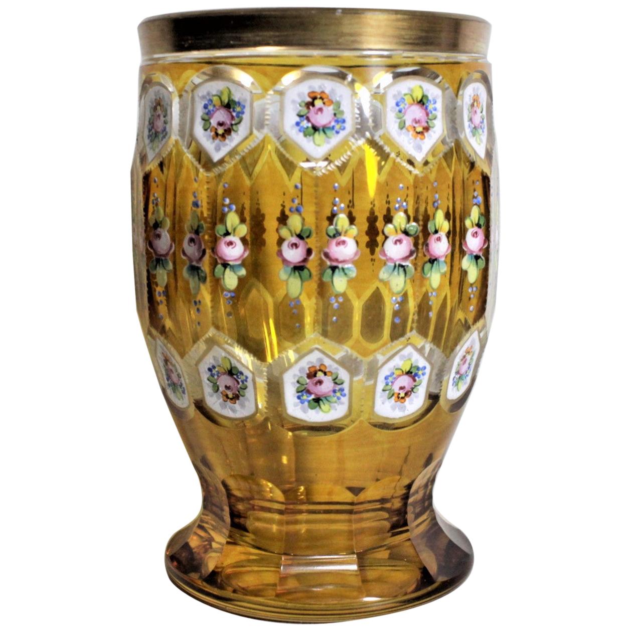 Antique vase ou verre à éponge de Bohème en cristal ambré avec accents émaillés floraux
