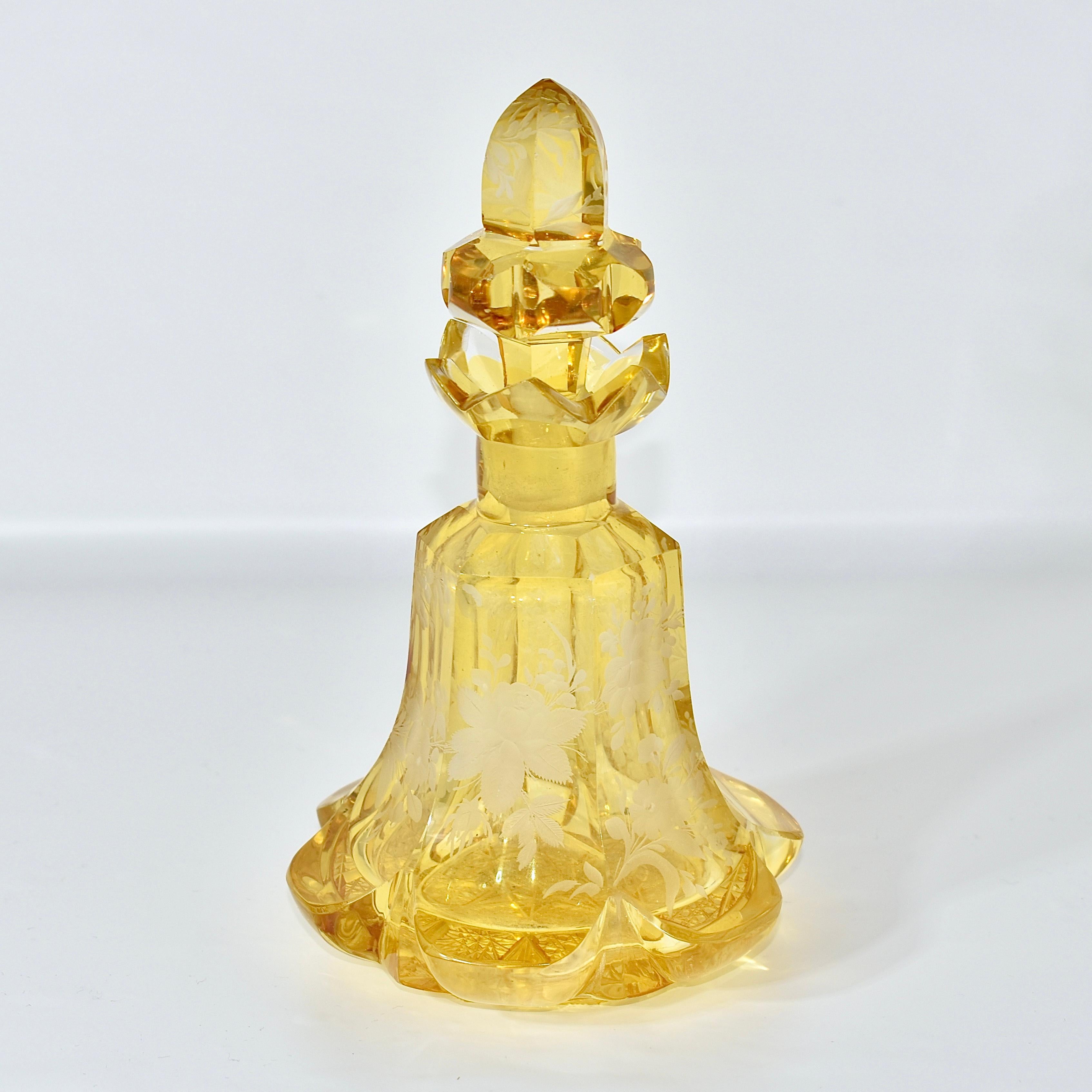 Antike Parfümflasche, mit Stopfen, sehr seltenes bernsteinfarbenes Kristallglas

rundum fein graviert mit Naturszene aus Blättern und Blumen

der brillant geschliffene Sockel an der Unterseite zeigt die Qualität und Authentizität dieses