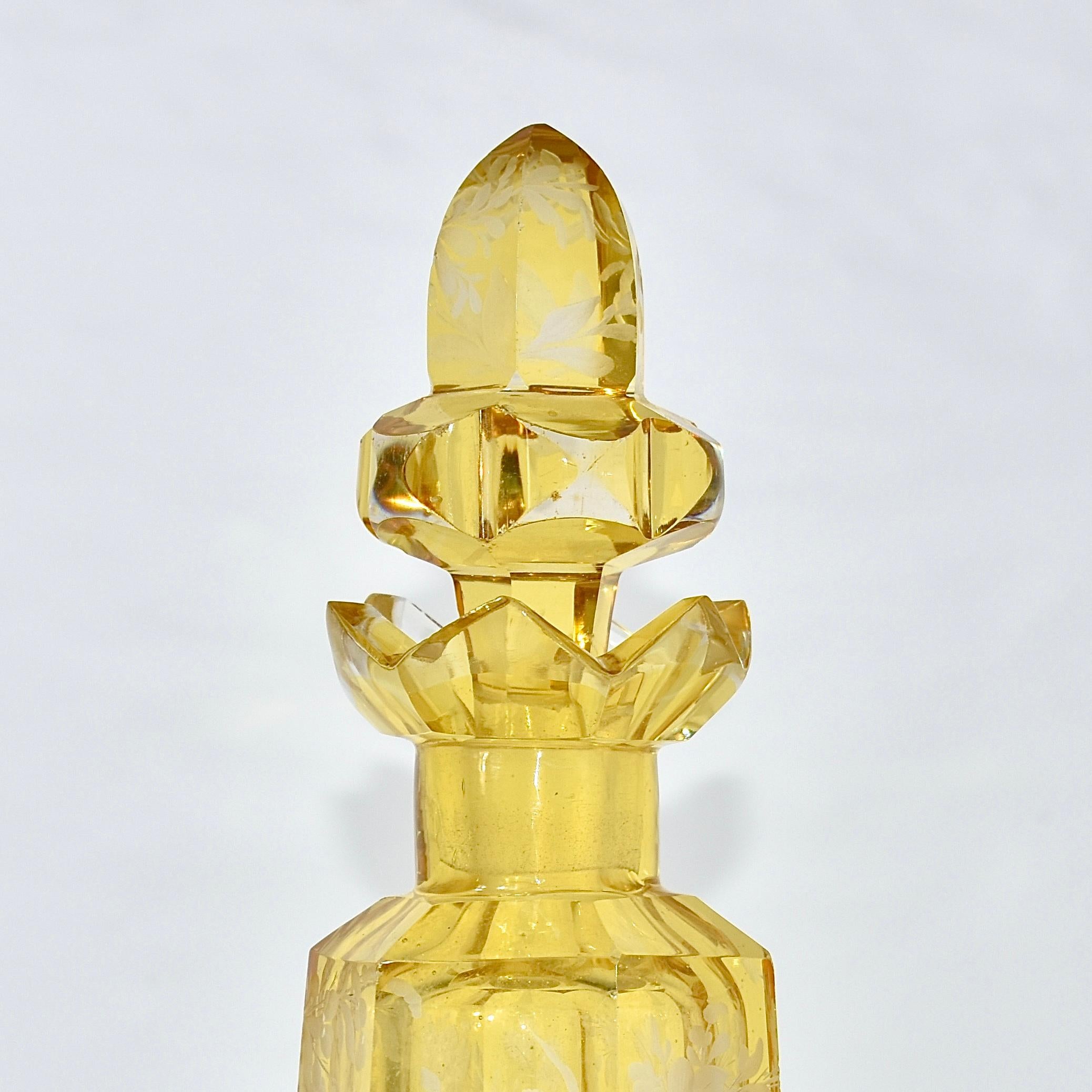 Antike böhmische Parfümflasche aus graviertem Bernsteinglas, Flacon, 19. Jahrhundert (Graviert) im Angebot