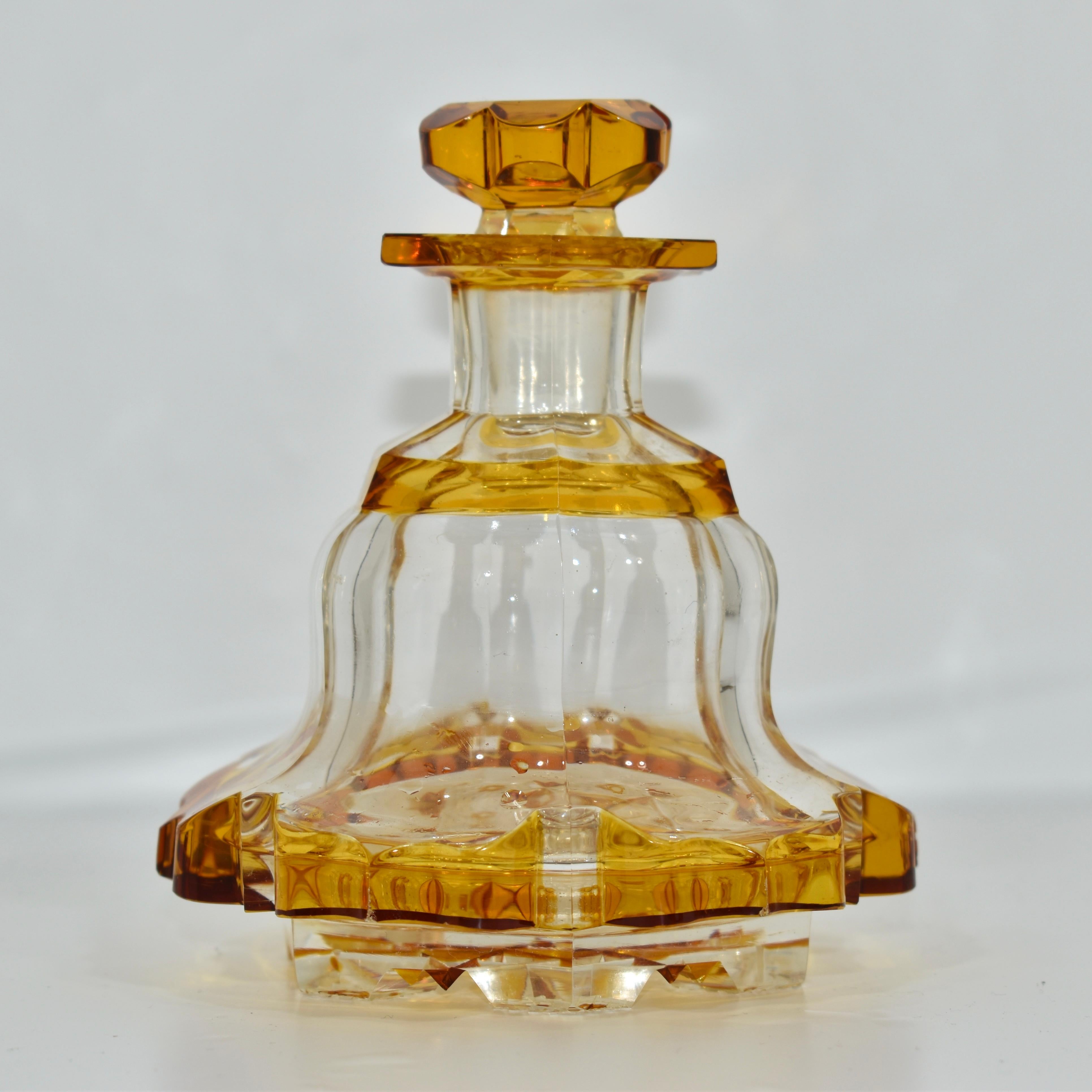 Antike Parfümflasche, mit Stopfen, sehr seltenes klares und bernsteinfarbenes Kristallglas

tief handgeschnitten in Form eines Sechssterns an der Unterseite

der brillant geschliffene Sockel an der Unterseite zeigt die Qualität und Authentizität