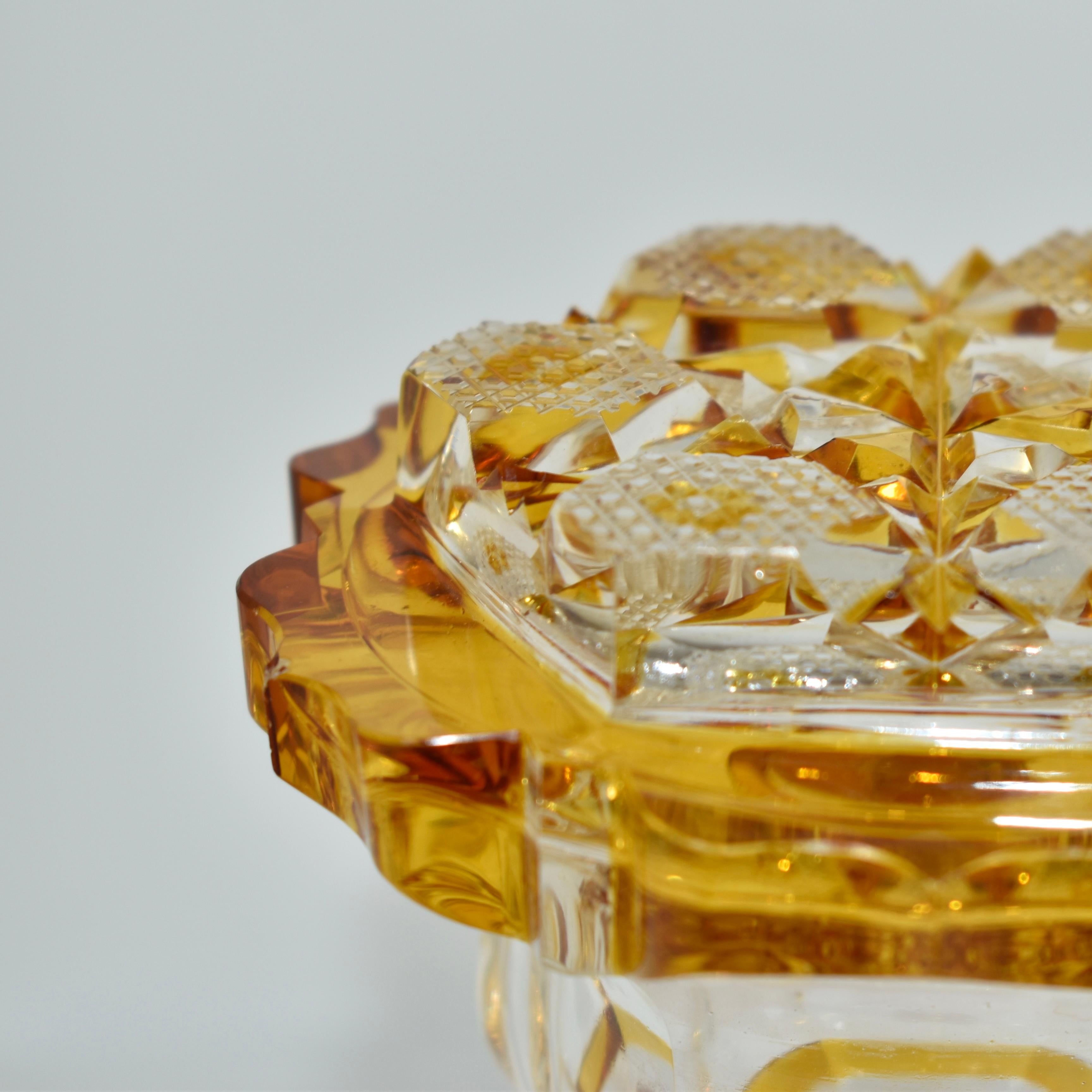 XIXe siècle Flacon de parfum ancien en verre ambré de Bohème, 19ème siècle en vente