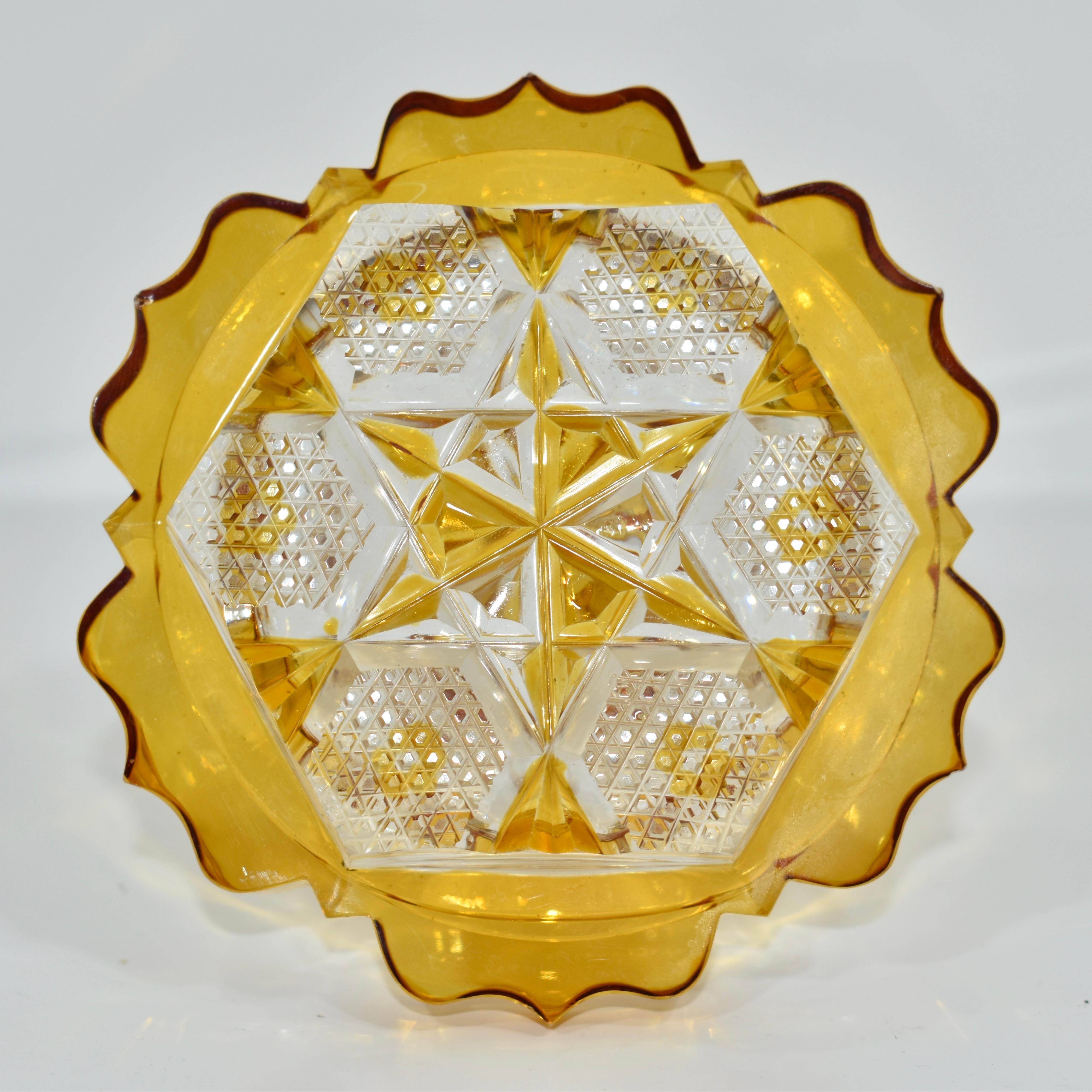 Verre taillé Flacon de parfum ancien en verre ambré de Bohème, 19ème siècle en vente