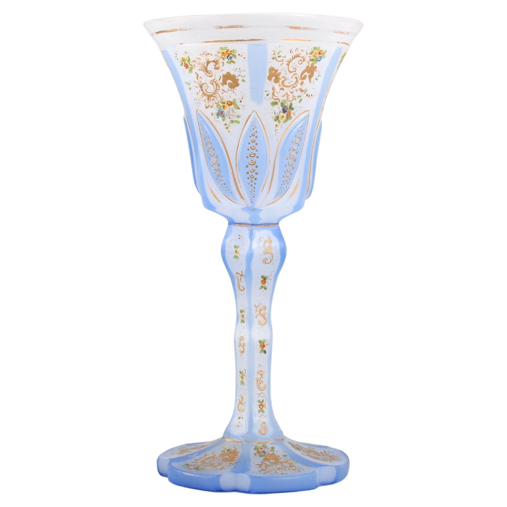 Antique gobelet en verre d'albâtre opalescent de Bohême - A.I.Biedermeier (c. 1840-1850)
Ce gobelet antique de l'époque Biedermeier est un rare et bel exemple de travail du verre de Bohême de grande qualité. Réalisé en verre opalescent blanc laiteux