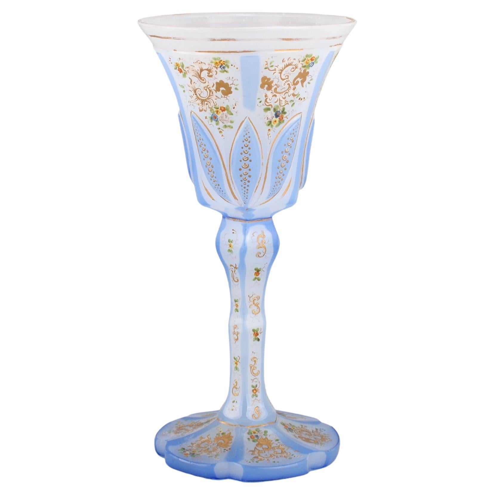 Émaillé Antique gobelet de Bohème Biedermeier en verre recouvert d'opaline, 19ème siècle en vente