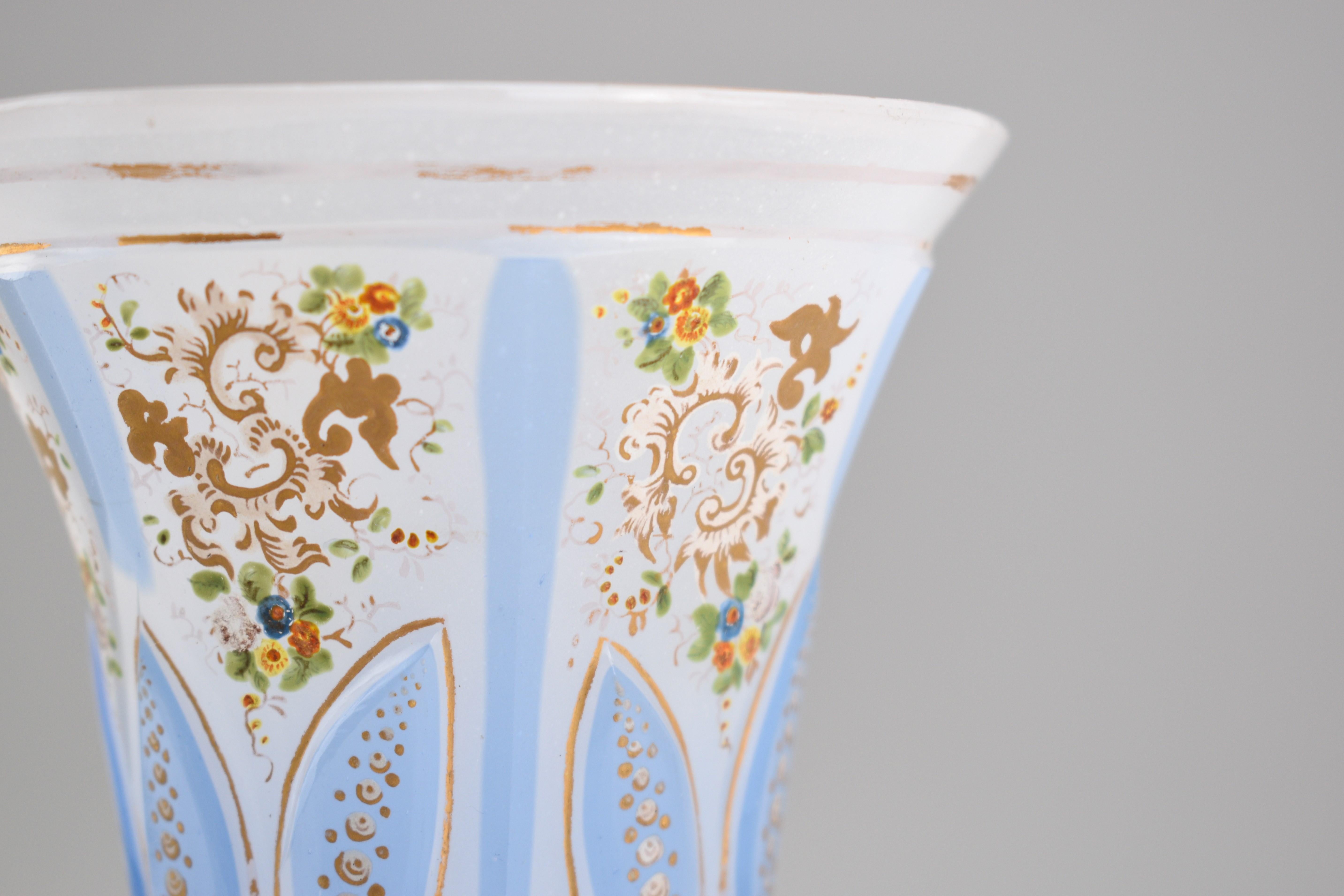 XIXe siècle Antique gobelet de Bohème Biedermeier en verre recouvert d'opaline, 19ème siècle en vente