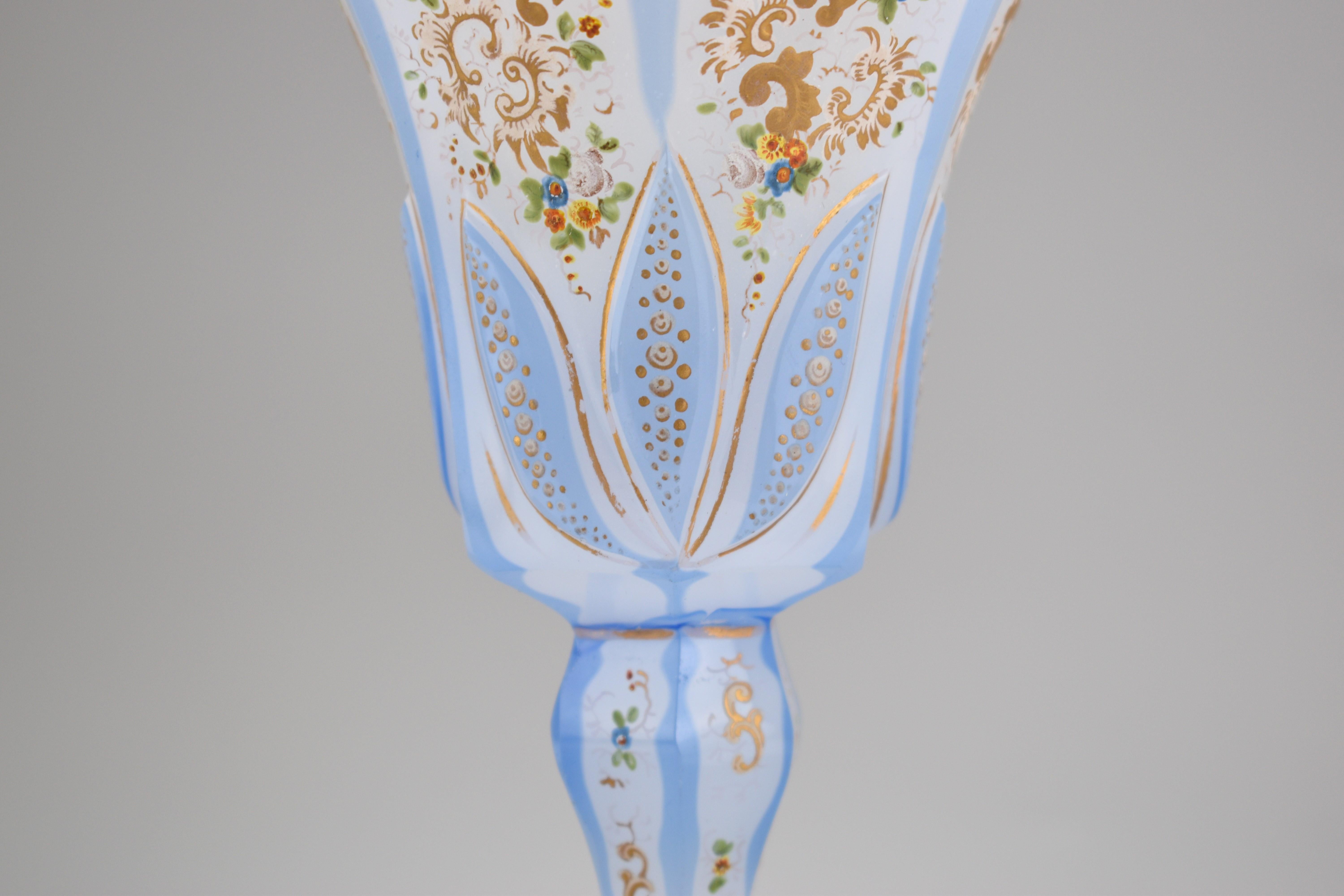 Verre Antique gobelet de Bohème Biedermeier en verre recouvert d'opaline, 19ème siècle en vente