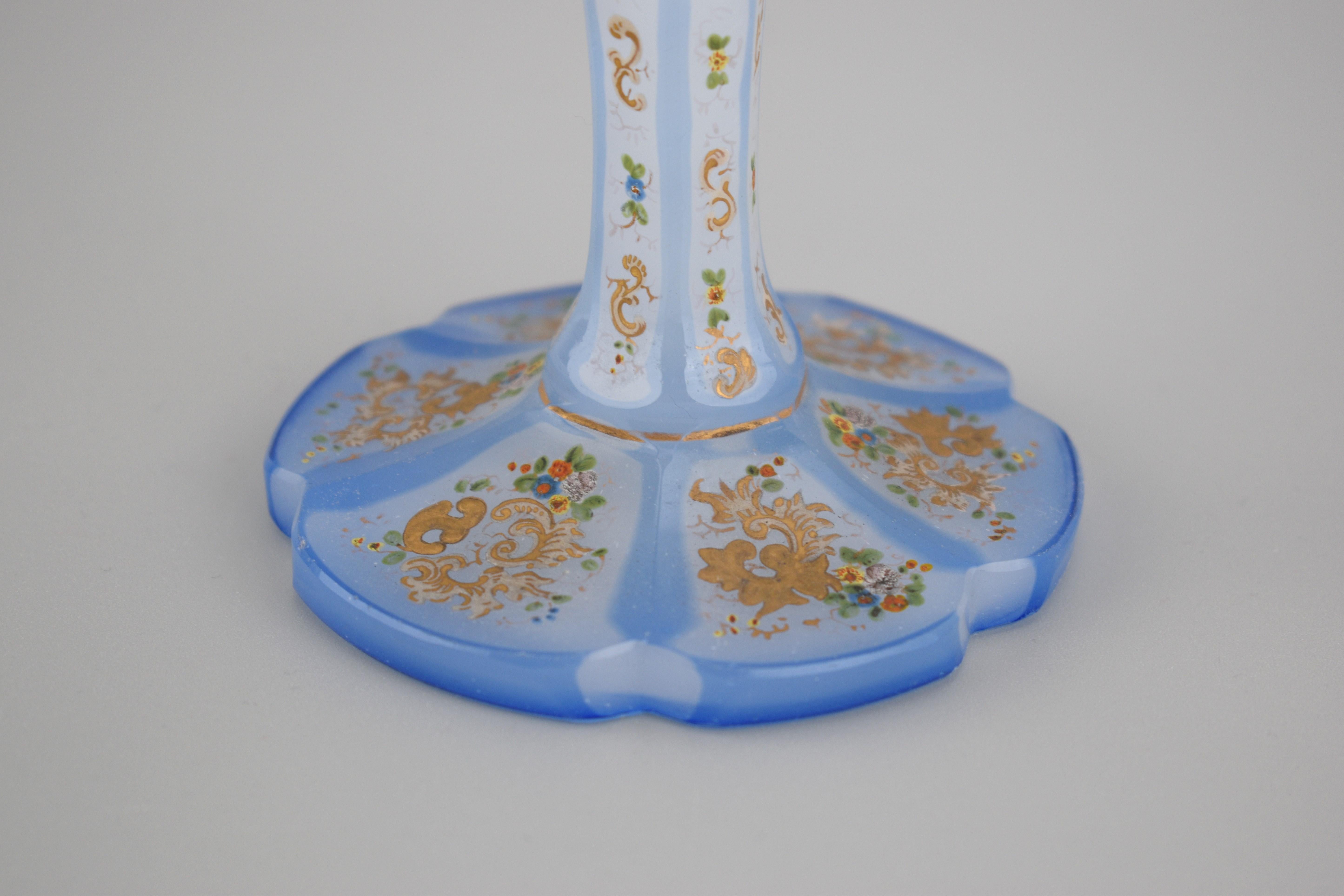 Antique gobelet de Bohème Biedermeier en verre recouvert d'opaline, 19ème siècle en vente 1
