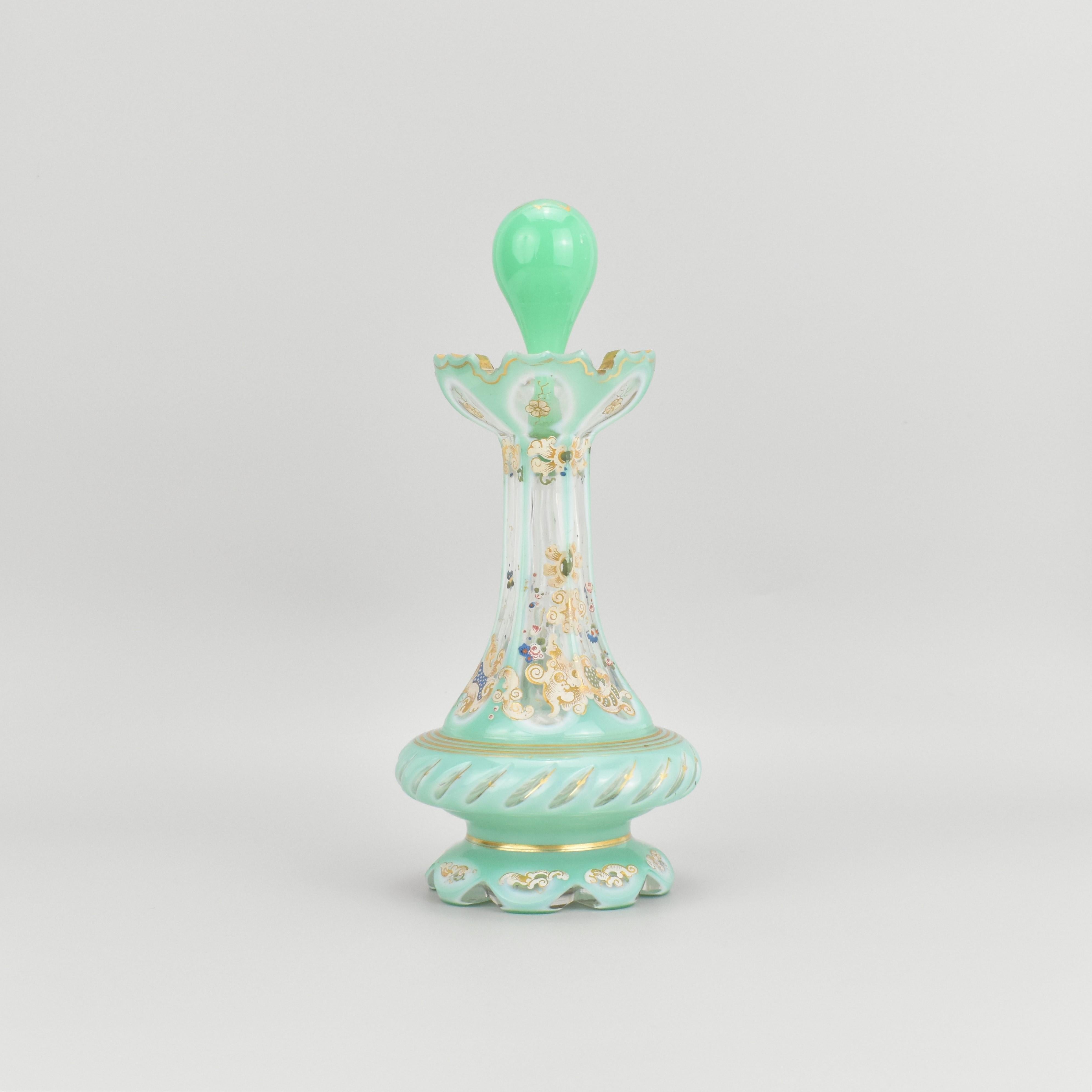 Émaillé Flacon de parfum de Bohème antique Biedermeier en verre émaillé incrusté, 19ème siècle en vente