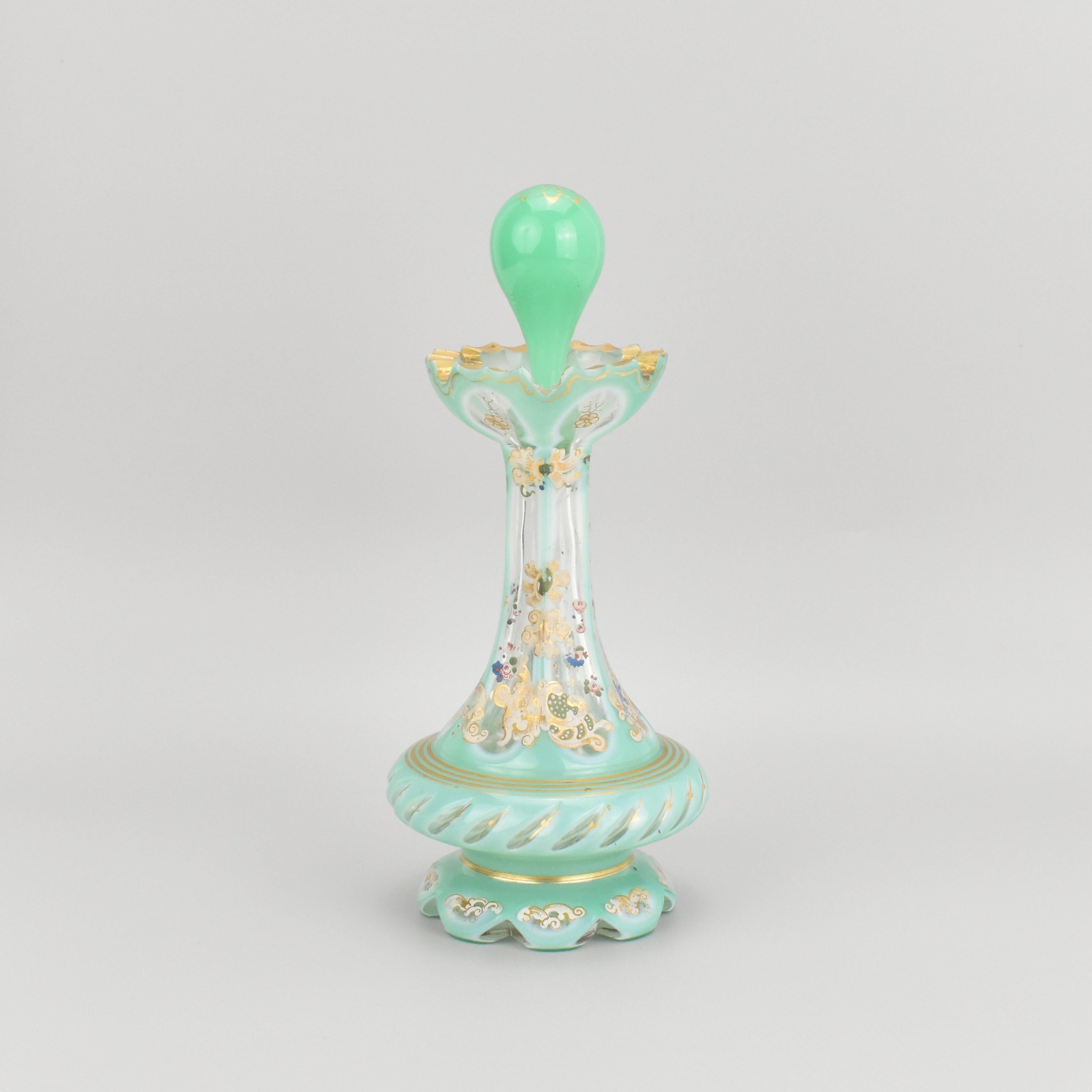 Flacon de parfum de Bohème antique Biedermeier en verre émaillé incrusté, 19ème siècle Bon état - En vente à Rostock, MV