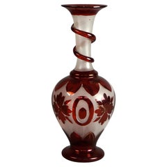 Vase bohème ancien en verre soufflé avec fleurs et éléments appliqués vers 1900