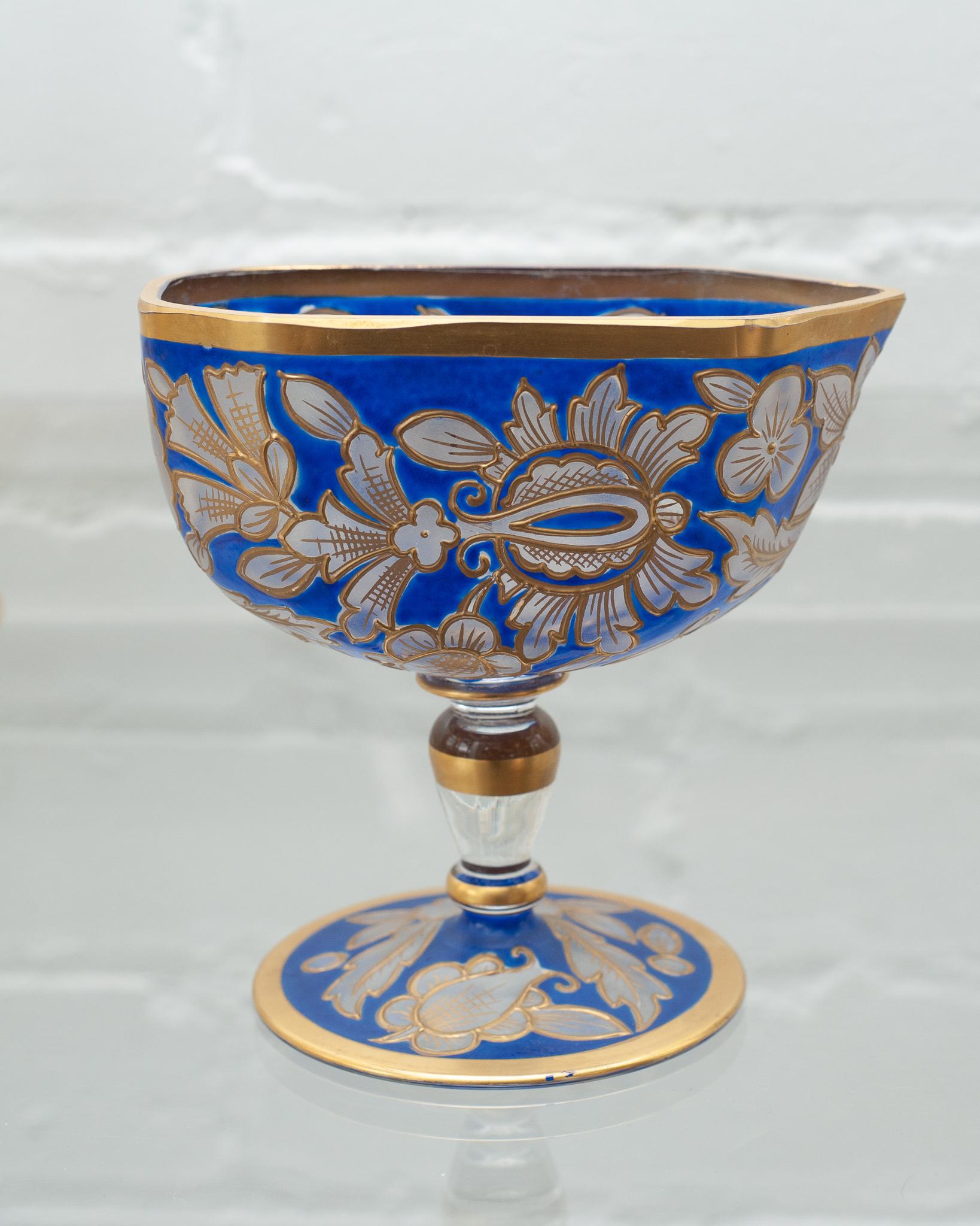 Una bellissima salsiera antica di Boemia in blu e oro dorato, del 1920 circa. Un complemento perfetto per la tavola grazie alla sua decorazione con motivi floreali su uno sfondo blu cobalto.