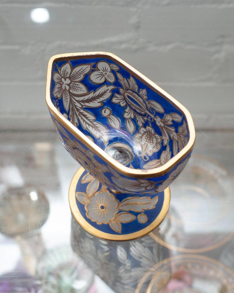 Doré Saucière ancienne de Bohème bleue et dorée en vente