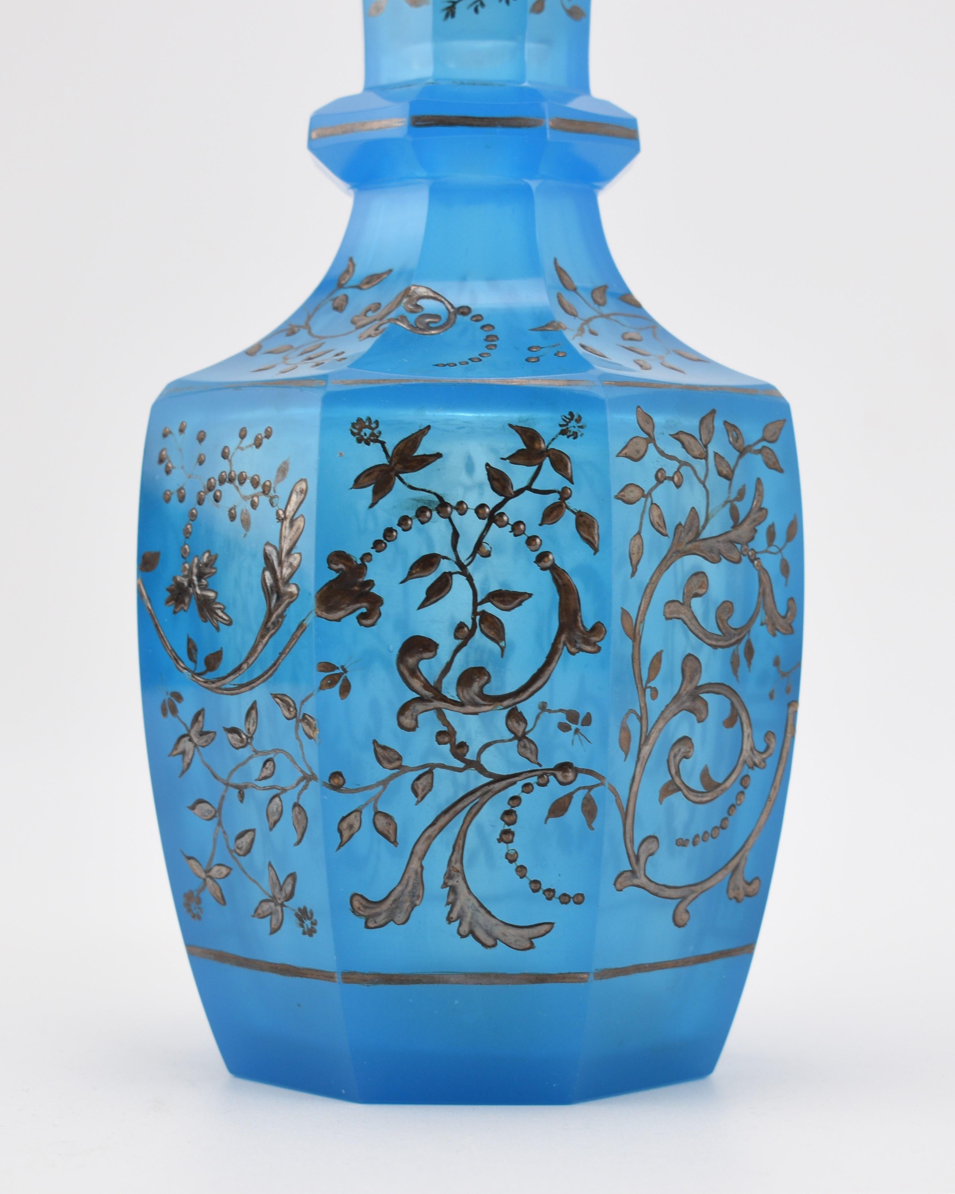Émaillé Ancienne bouteille à décanter en cristal opalin bleu de Bohème, 19e siècle en vente