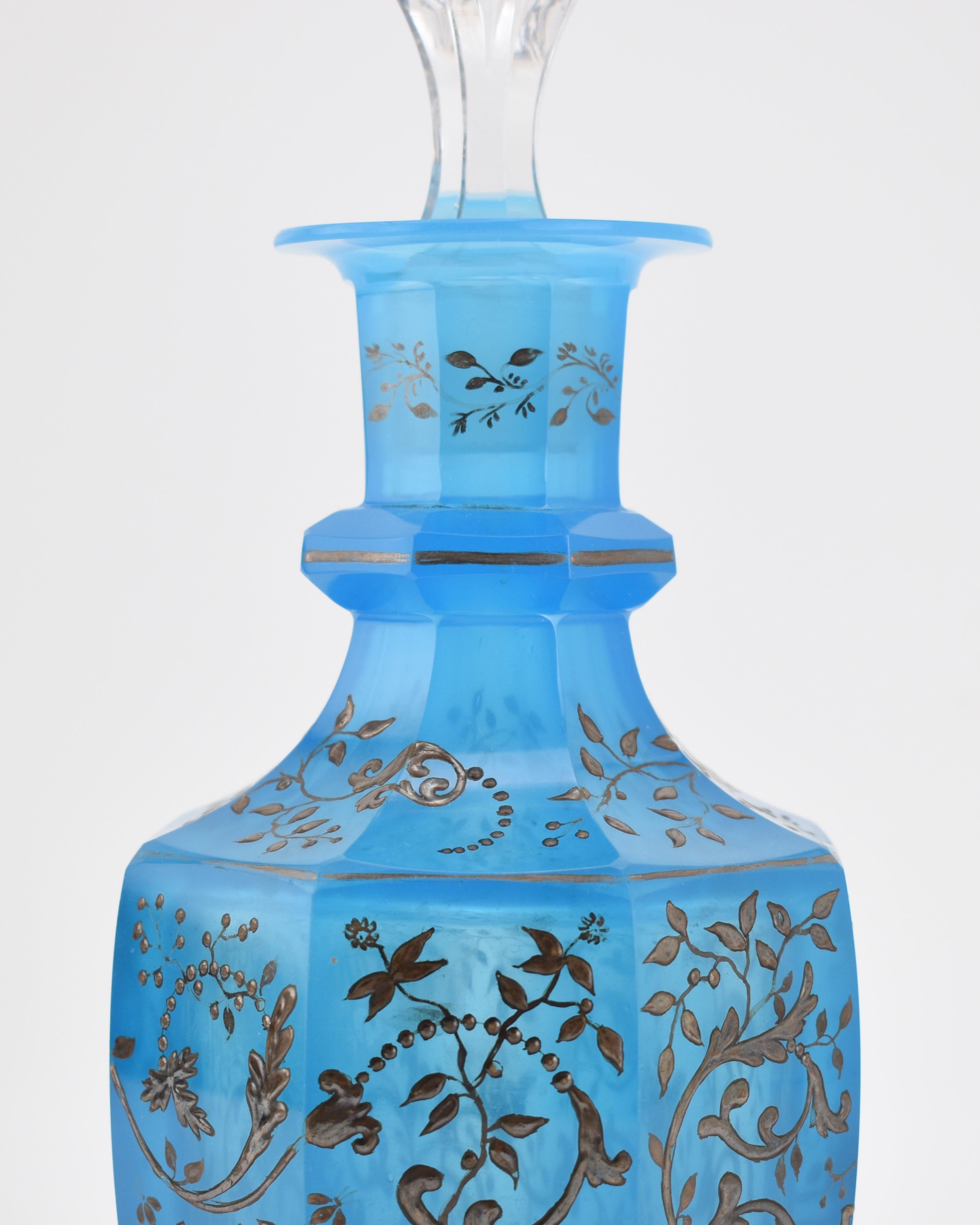 Ancienne bouteille à décanter en cristal opalin bleu de Bohème, 19e siècle Bon état - En vente à Rostock, MV