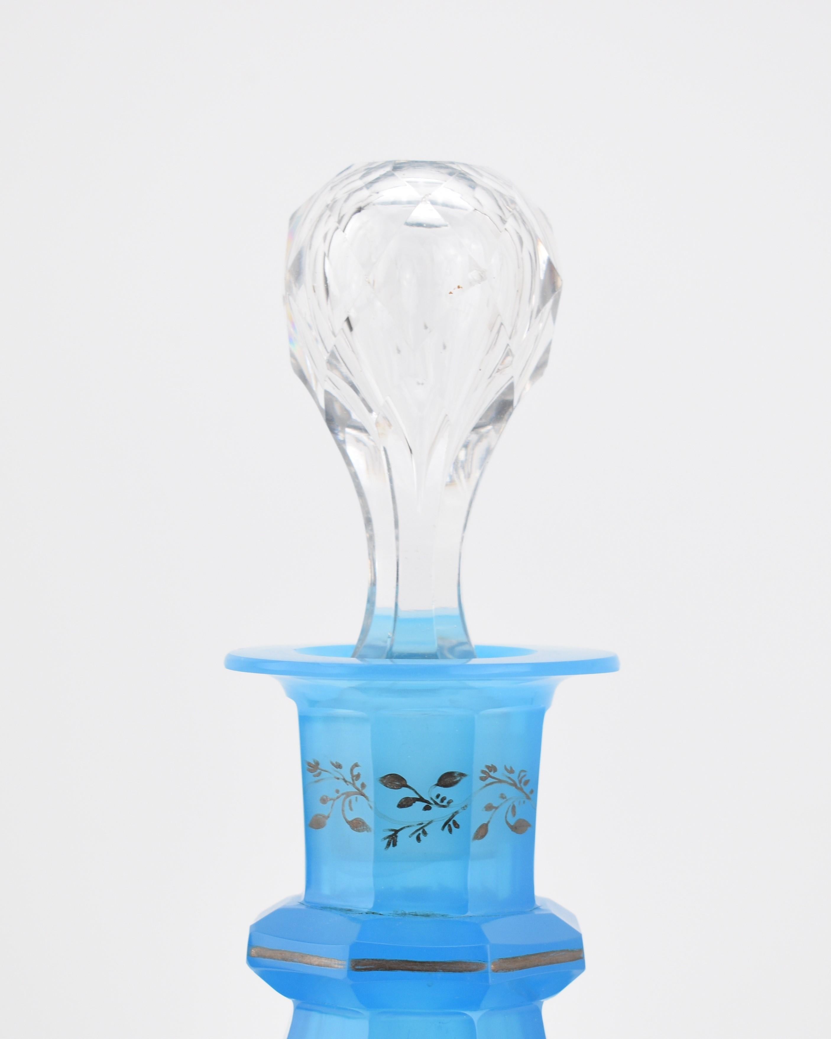 XIXe siècle Ancienne bouteille à décanter en cristal opalin bleu de Bohème, 19e siècle en vente
