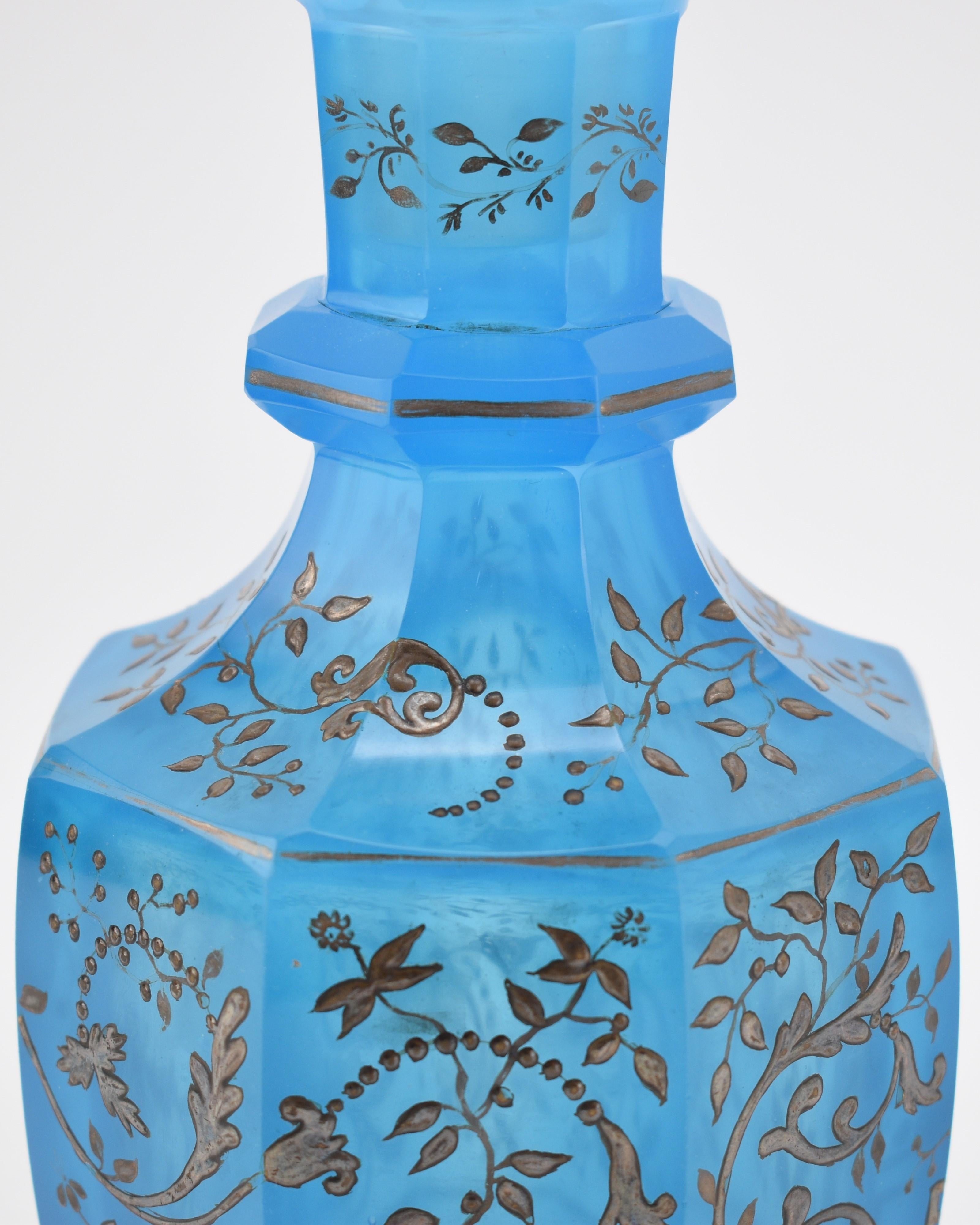 Argent Ancienne bouteille à décanter en cristal opalin bleu de Bohème, 19e siècle en vente