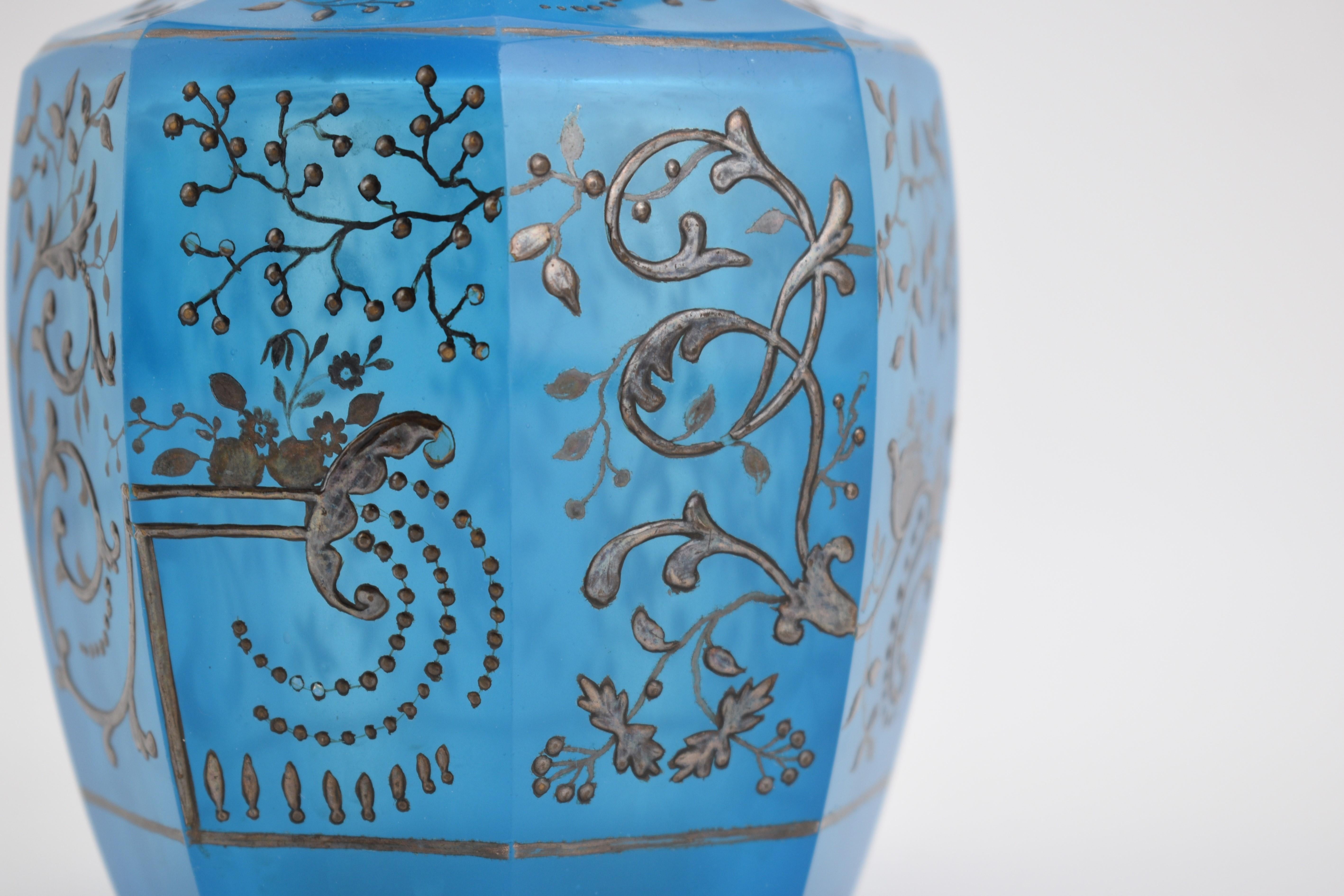 Ancienne bouteille à décanter en cristal opalin bleu de Bohème, 19e siècle en vente 1