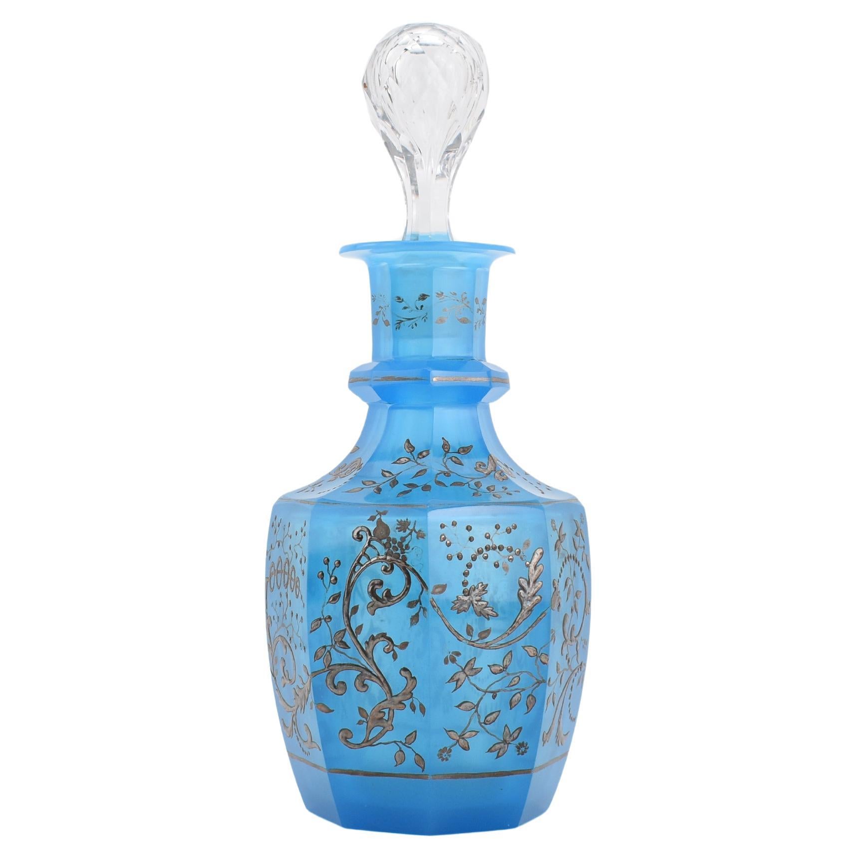 Antica bottiglia decanter in cristallo opalino blu di Boemia, XIX secolo