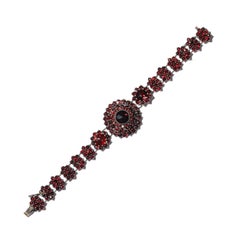 Antico bracciale boemo incrostato di granati con incastonatura in oro granato