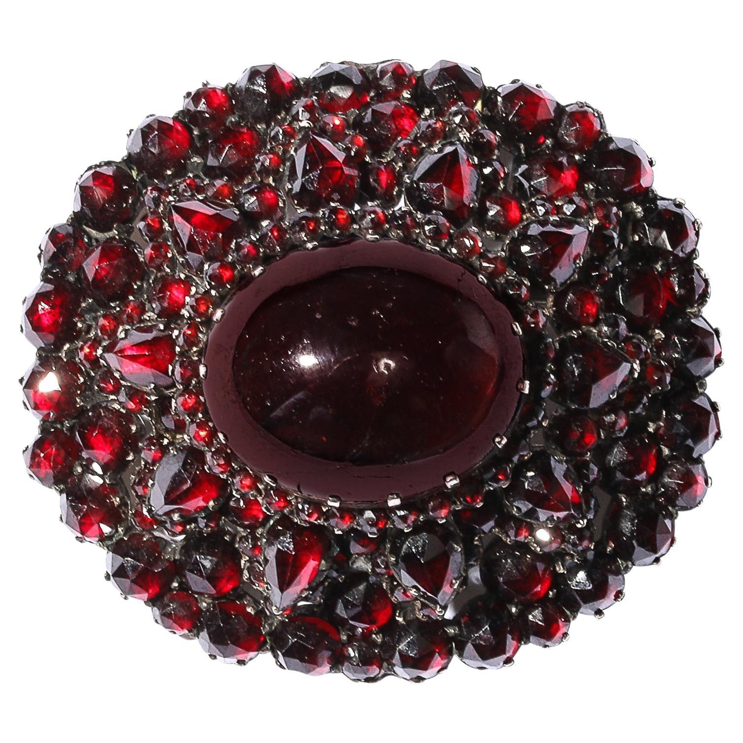 Antike böhmische Brosche verkrustet W / Granate 
zentrale Cabochon in Gold Einstellung