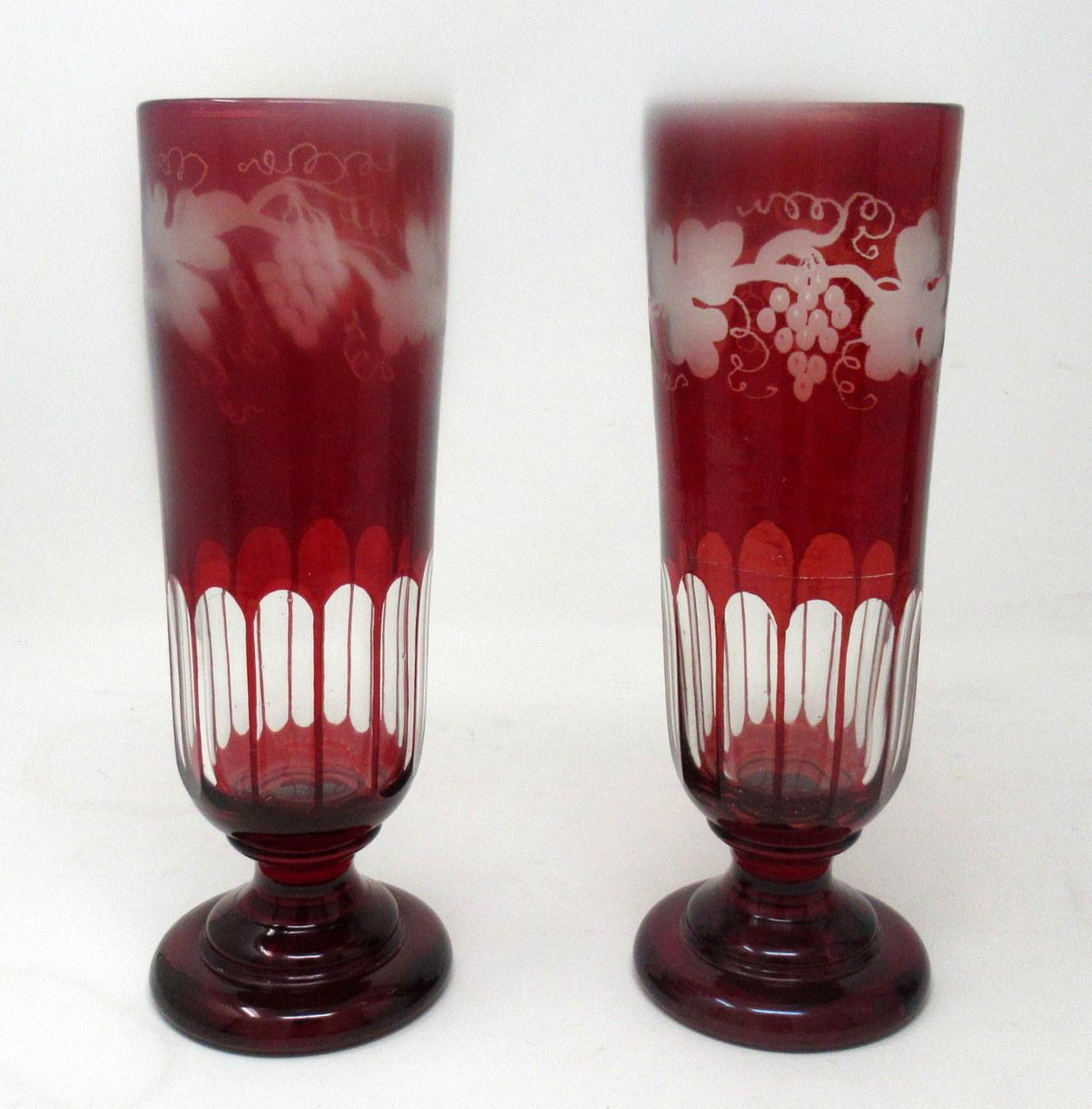 Victorien Paire de carafes à décanter en verre canneberge rubis antique de Bohème Egermann en vente