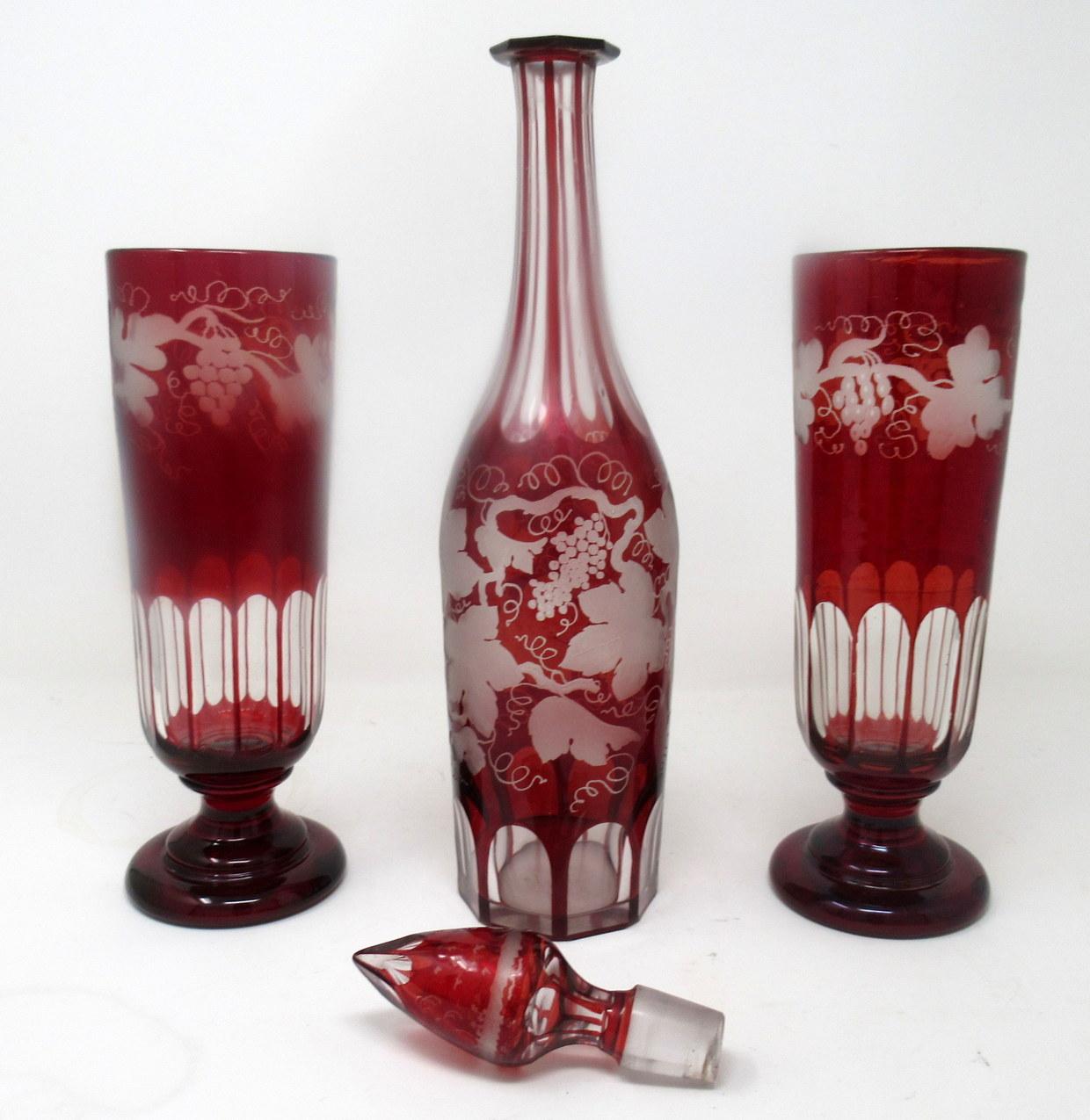 Anglais Paire de carafes à décanter en verre canneberge rubis antique de Bohème Egermann en vente