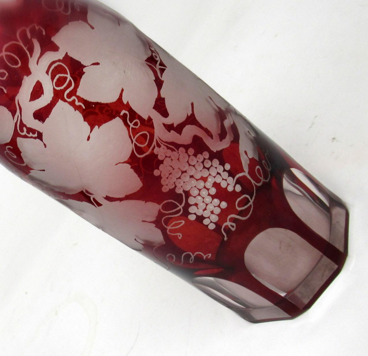 Antikes böhmisches Chech-Rubin-Cranberry-Glas-Dekanter, Paar Goblets-Vasen Egermann, Egermann (Englisch) im Angebot