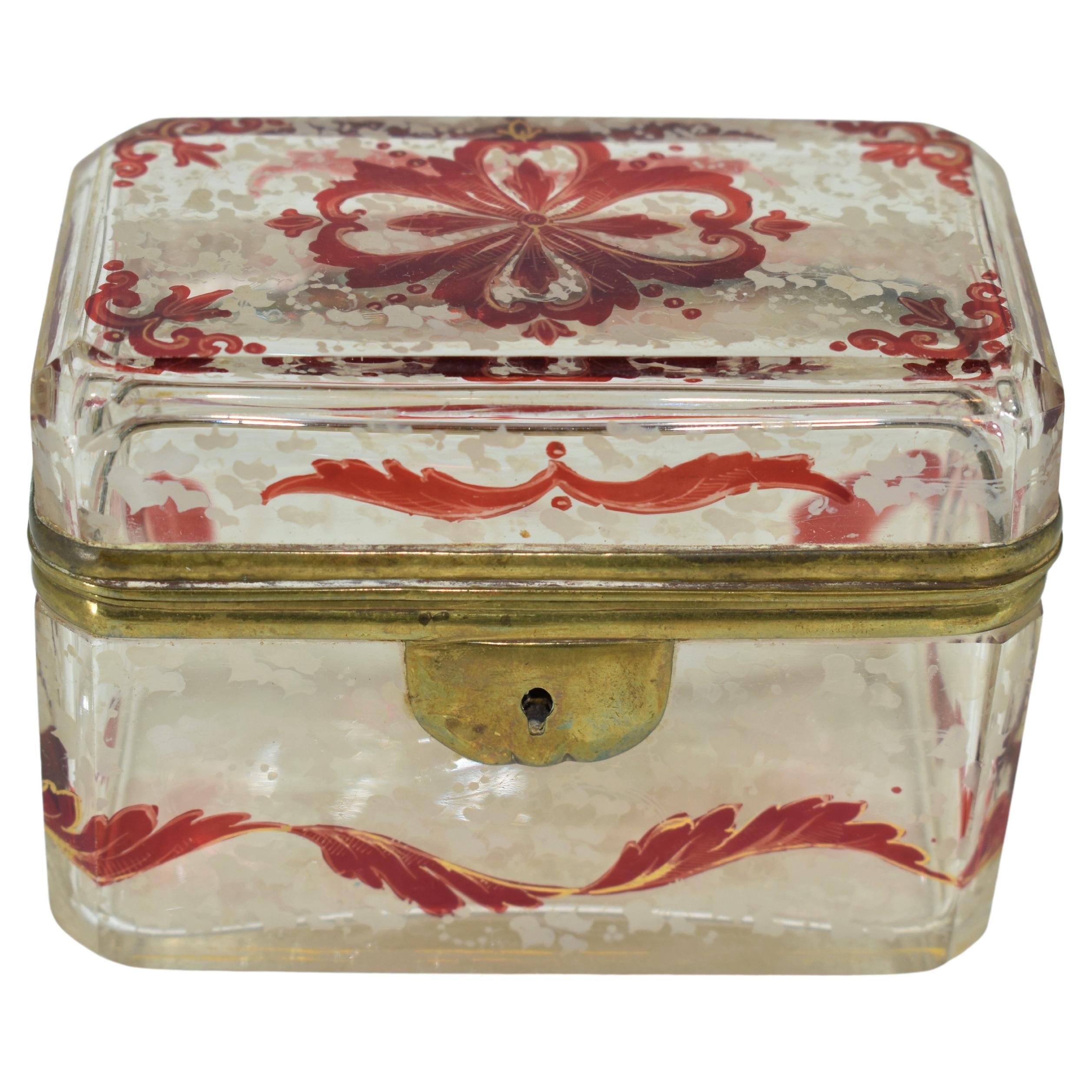 Émaillé Ancienne boîte-casier en verre émaillé transparent et rubis de Bohème, 19e siècle en vente