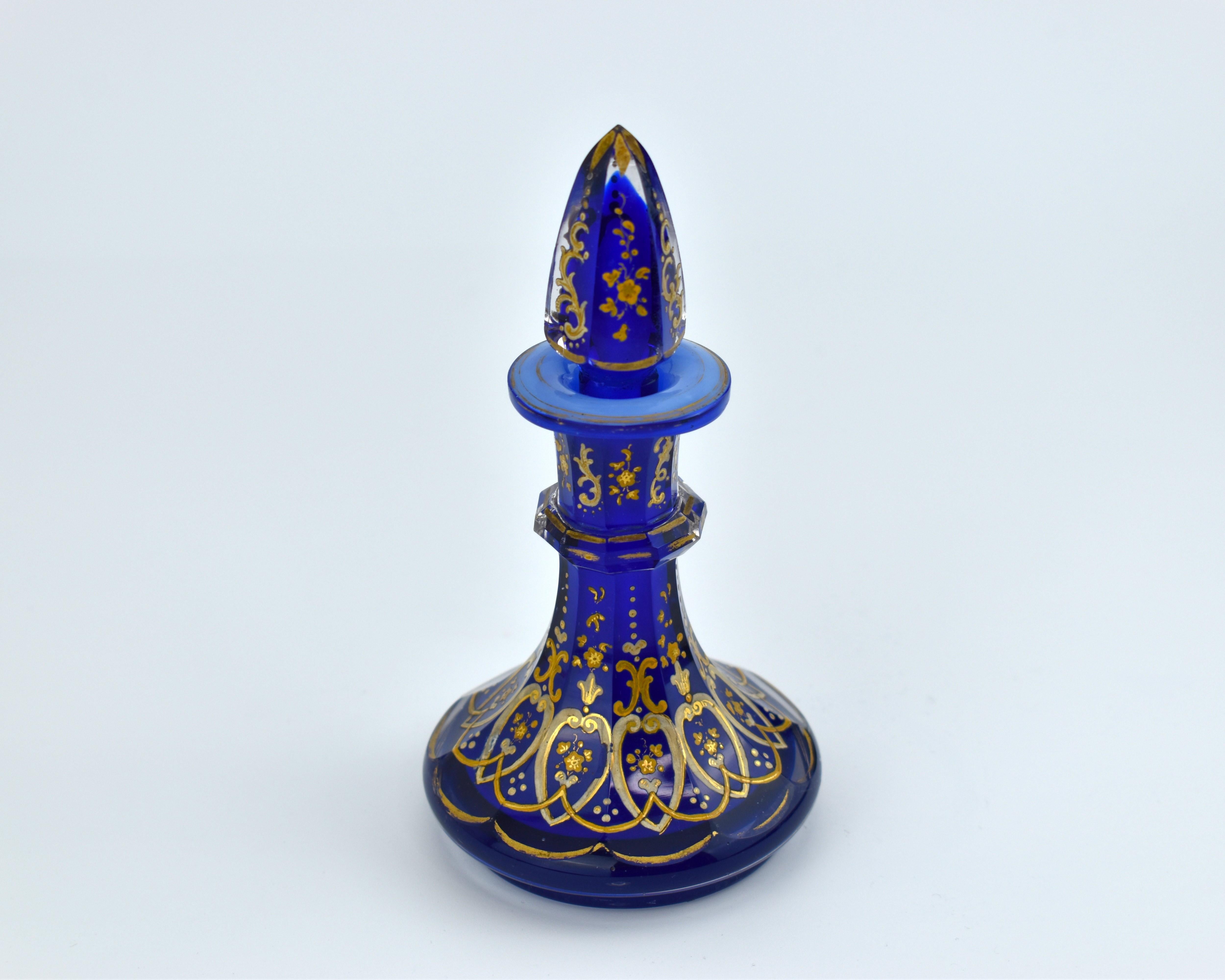 Antiguo frasco de perfume de cristal tallado azul cobalto de Bohemia, decantador, siglo XIX Dorado en venta