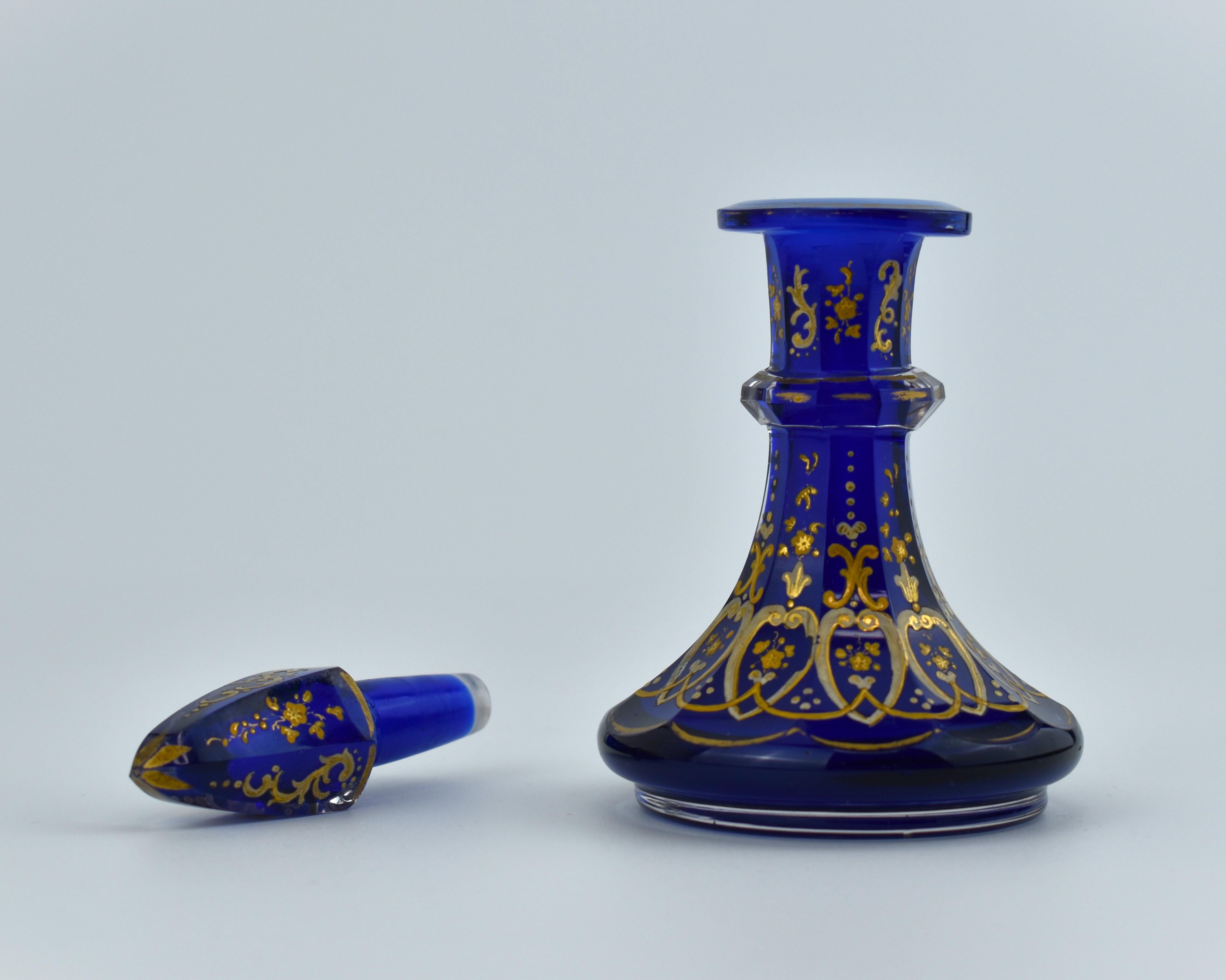 Antiguo frasco de perfume de cristal tallado azul cobalto de Bohemia, decantador, siglo XIX en Bueno estado para la venta en Rostock, MV