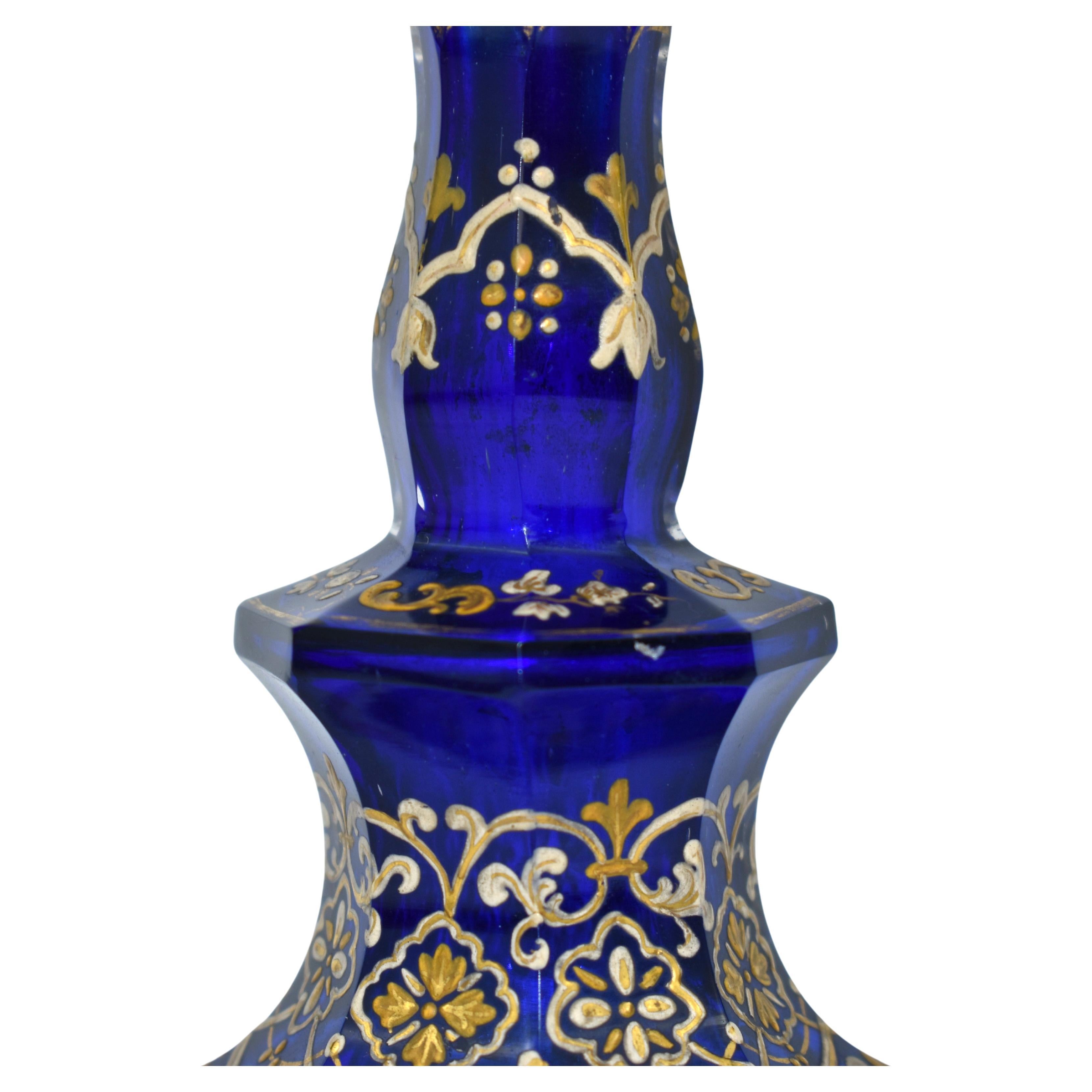 XIXe siècle Ancienne bouteille de parfum en verre taillé bleu cobalt de Bohème, carafe, 19ème siècle en vente