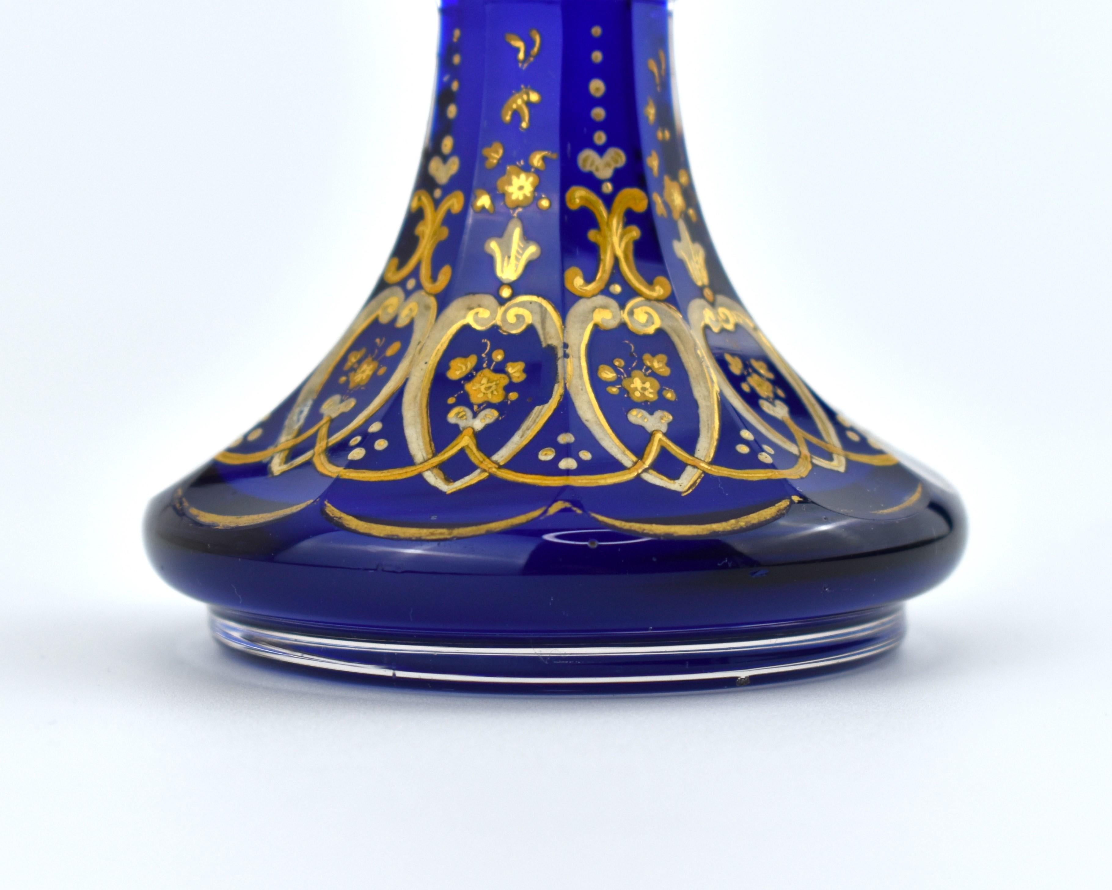 Antiguo frasco de perfume de cristal tallado azul cobalto de Bohemia, decantador, siglo XIX Esmalte en venta